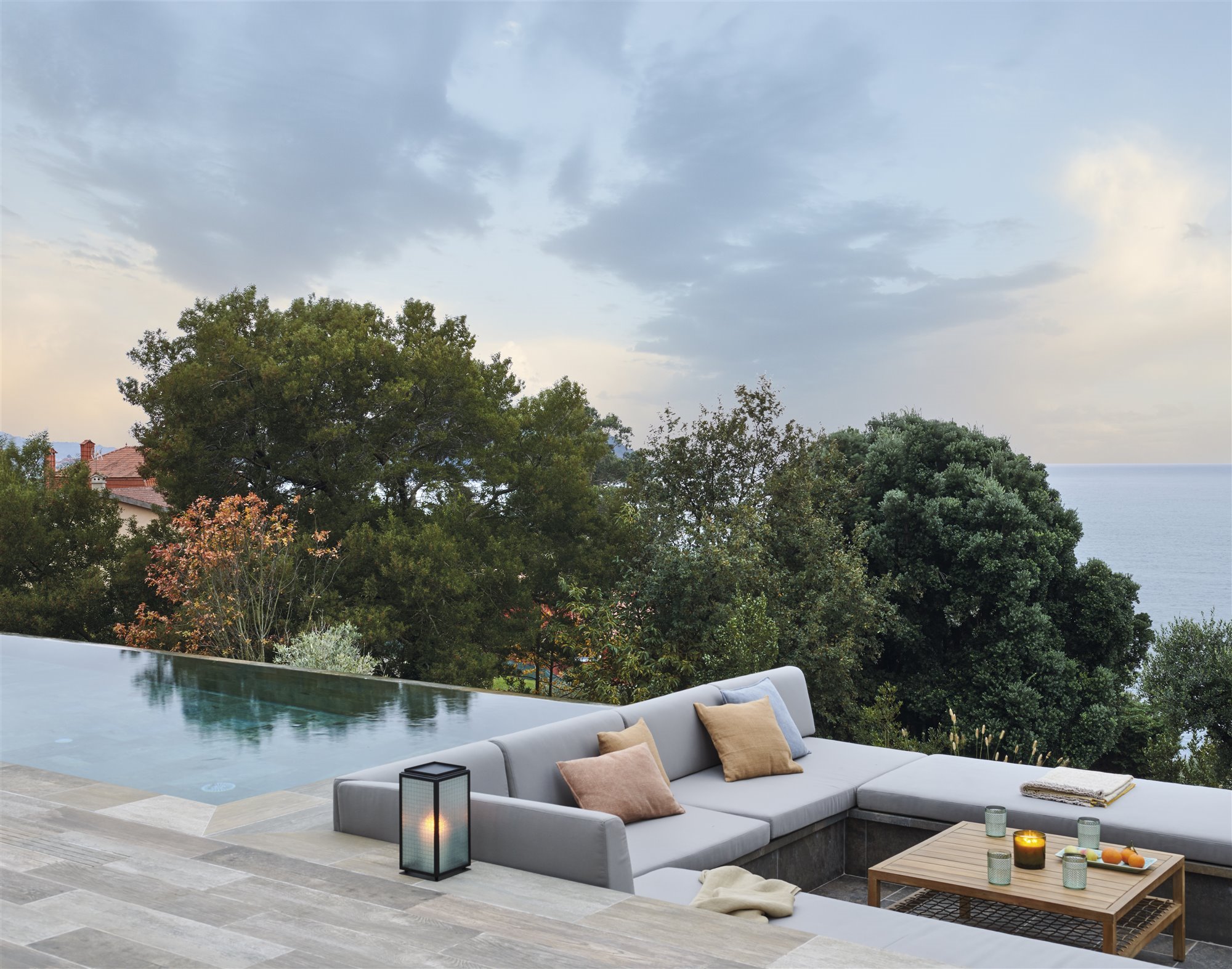 porche con piscina infinita y sofas de obra hechos a medida. Protege tu casa de sol