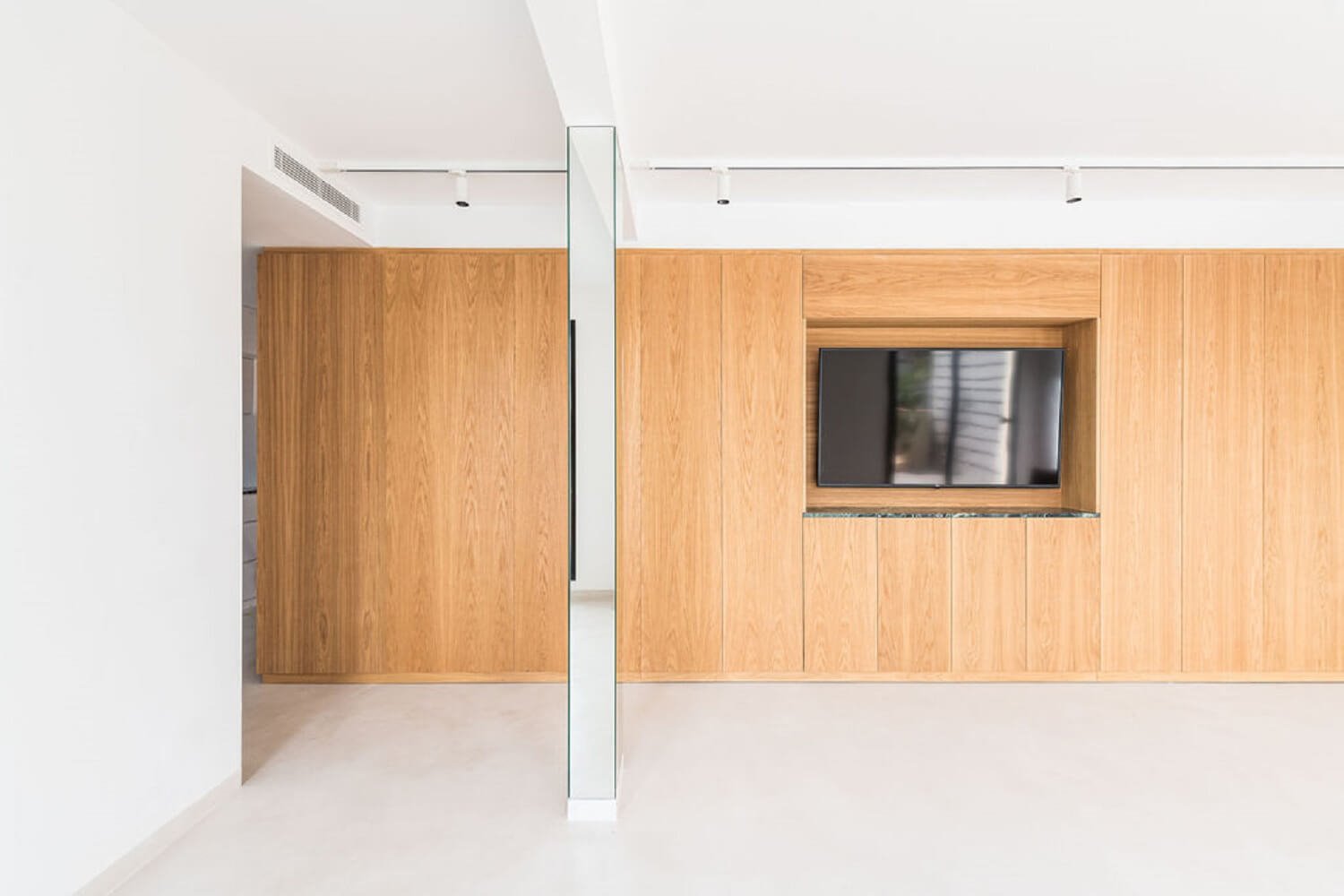 Salón de madera y television