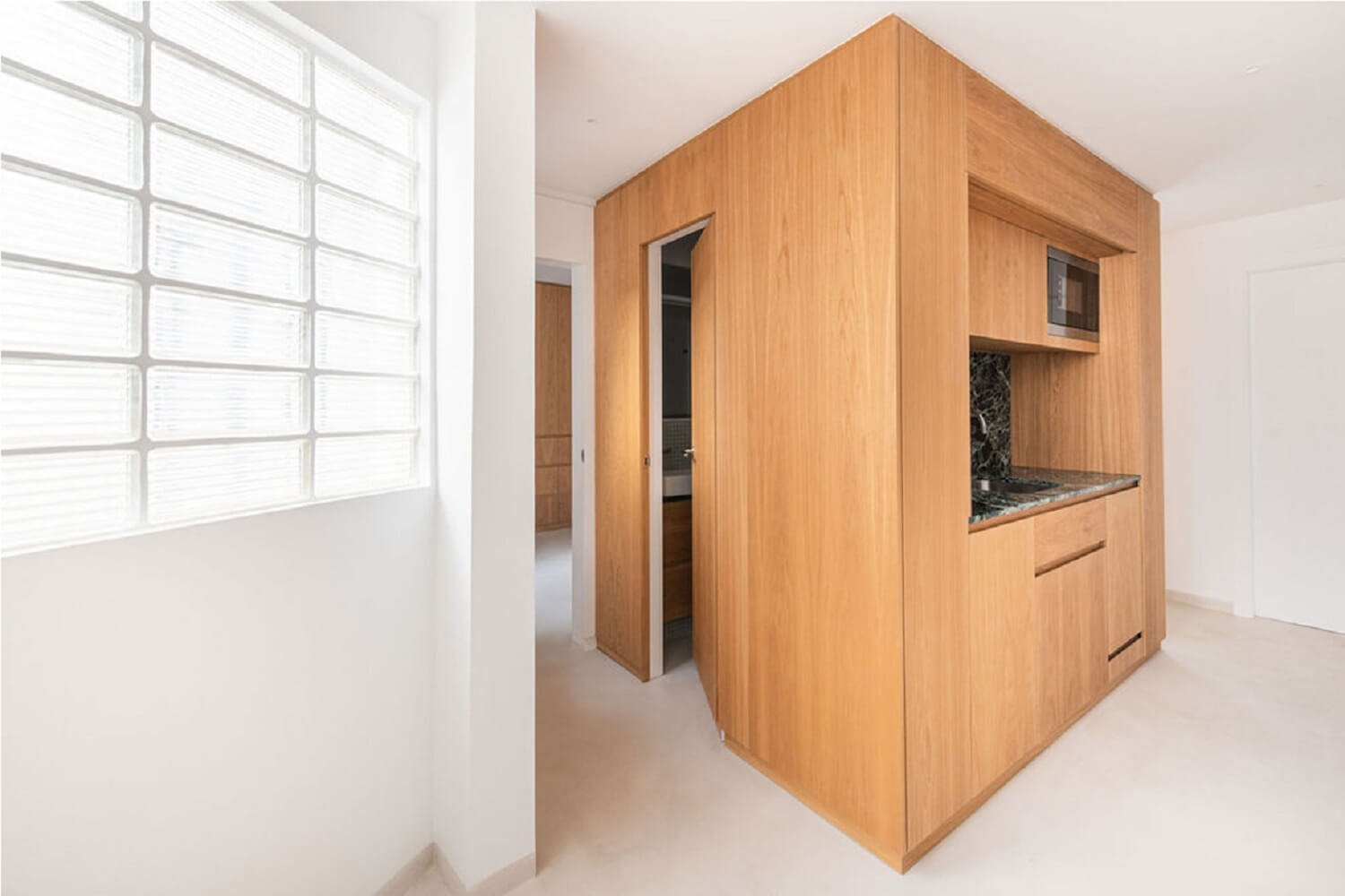 Volumen en madera de roble con baño