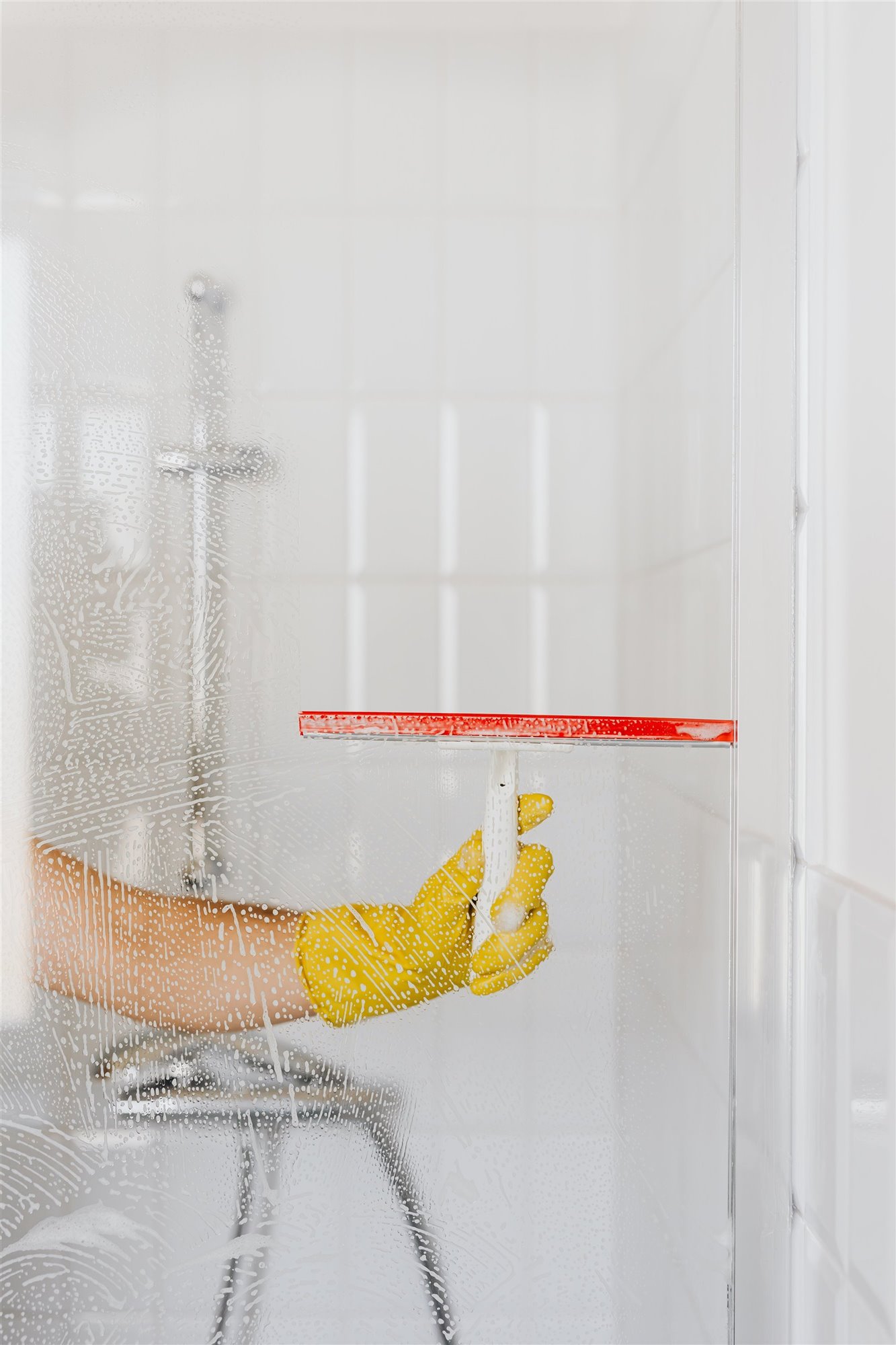 Aparato para limpiar la mampara de la ducha
