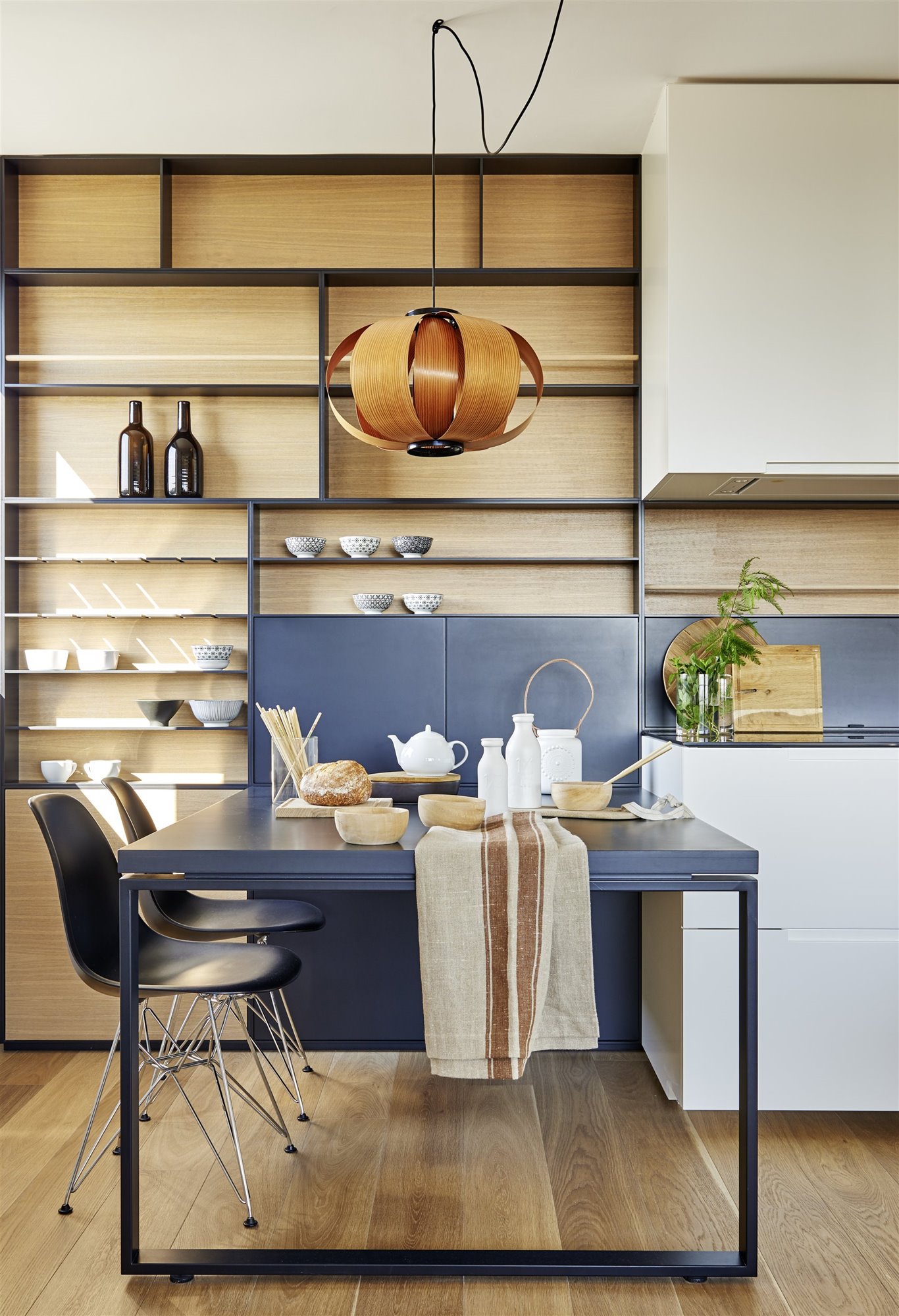 Cocina con estantes de madera y mesa integrada