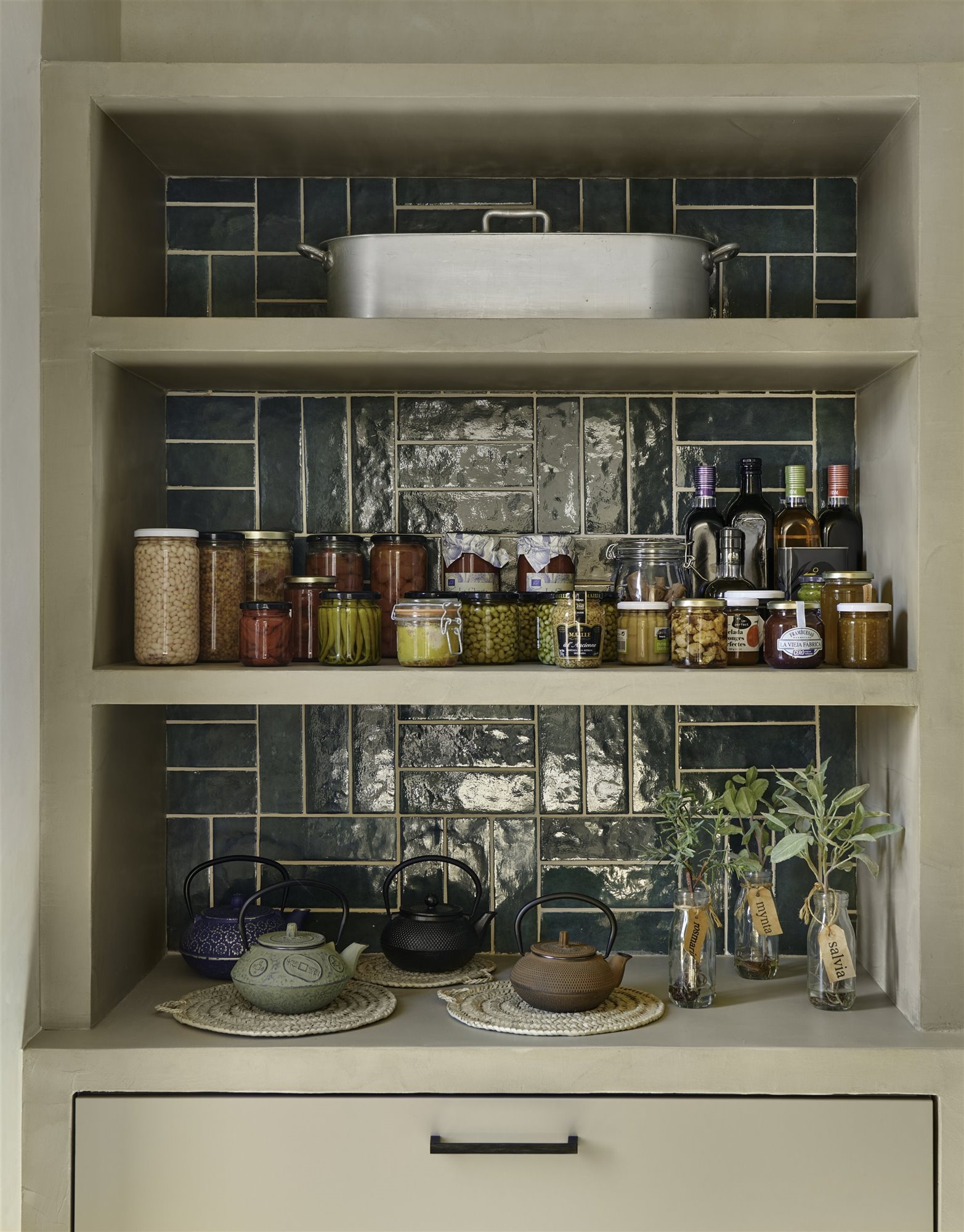 Cocina con estantes de obra hechos con azulejos