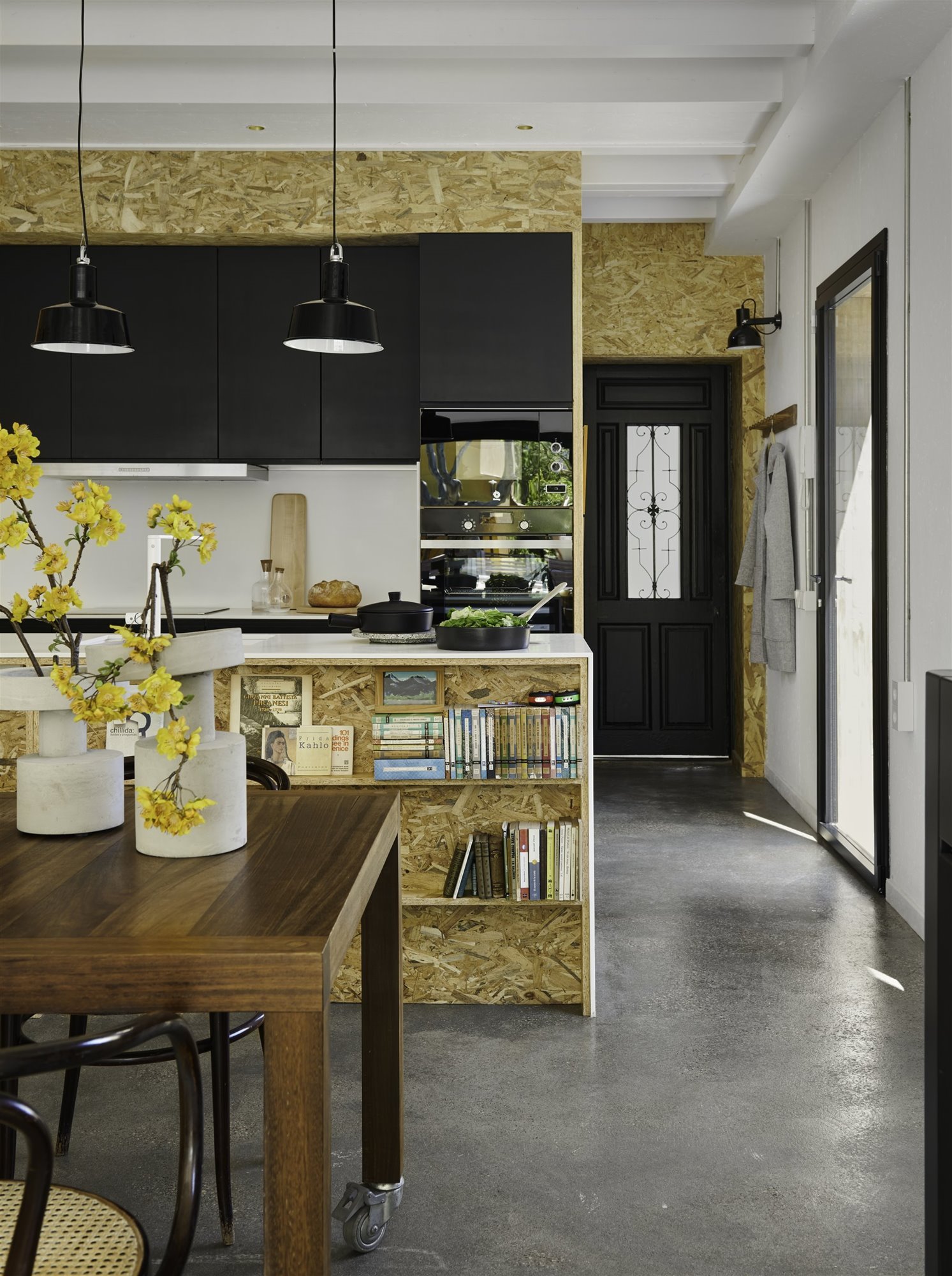 Cocina de madera conglomerada con estantes para guardar los libros