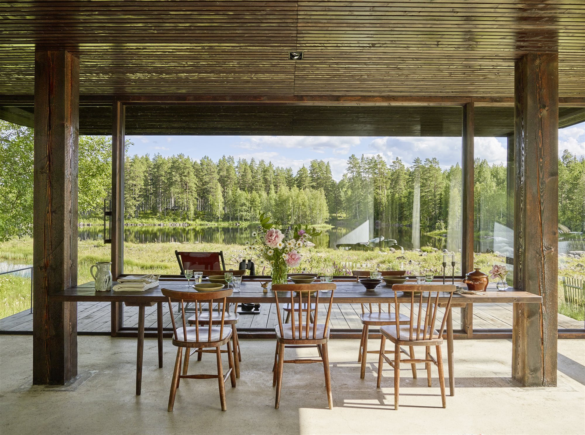 salon con sillas de madera y vistas al bosque. El sitting