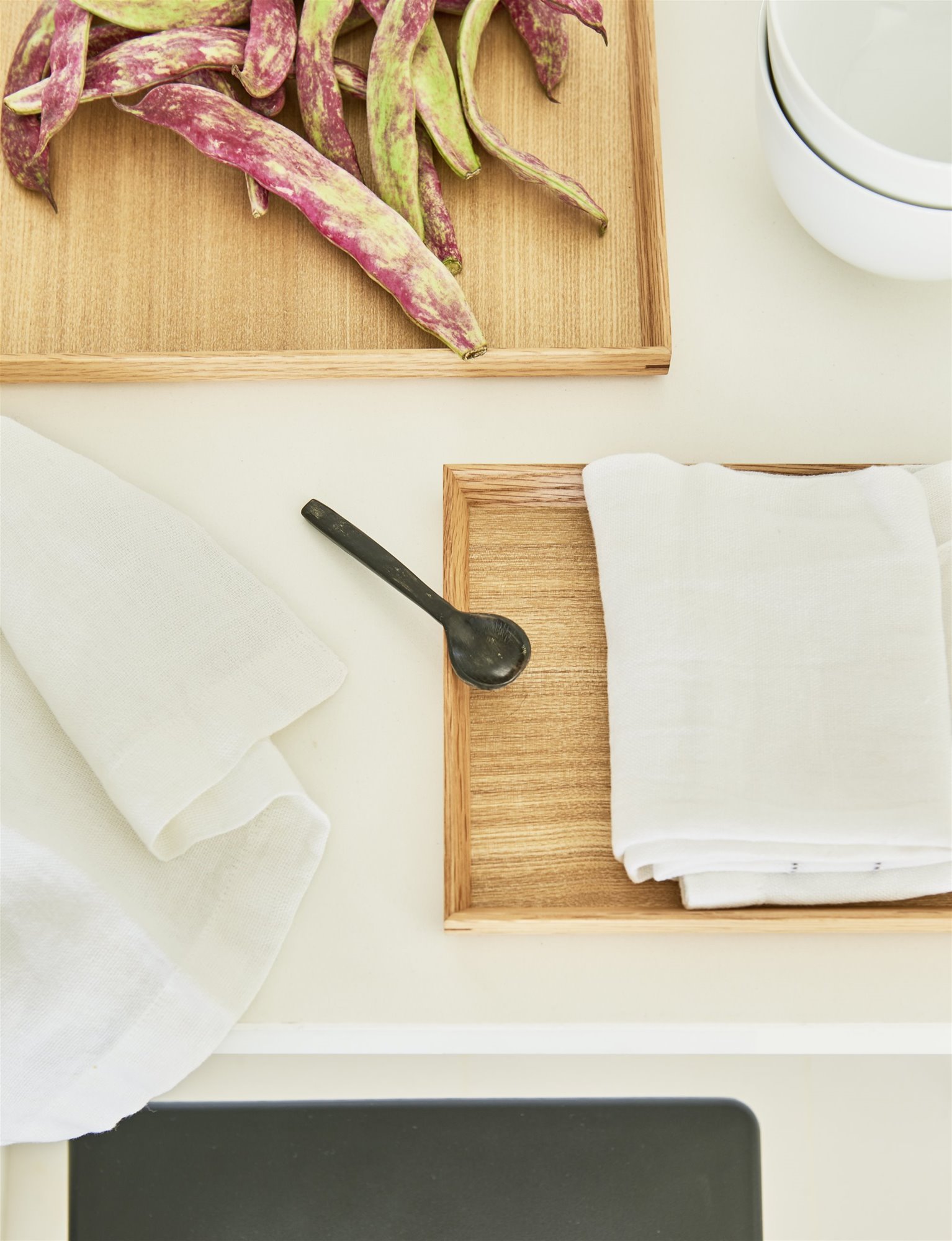encimera blanca con bandejas de madera de una cocina moderna