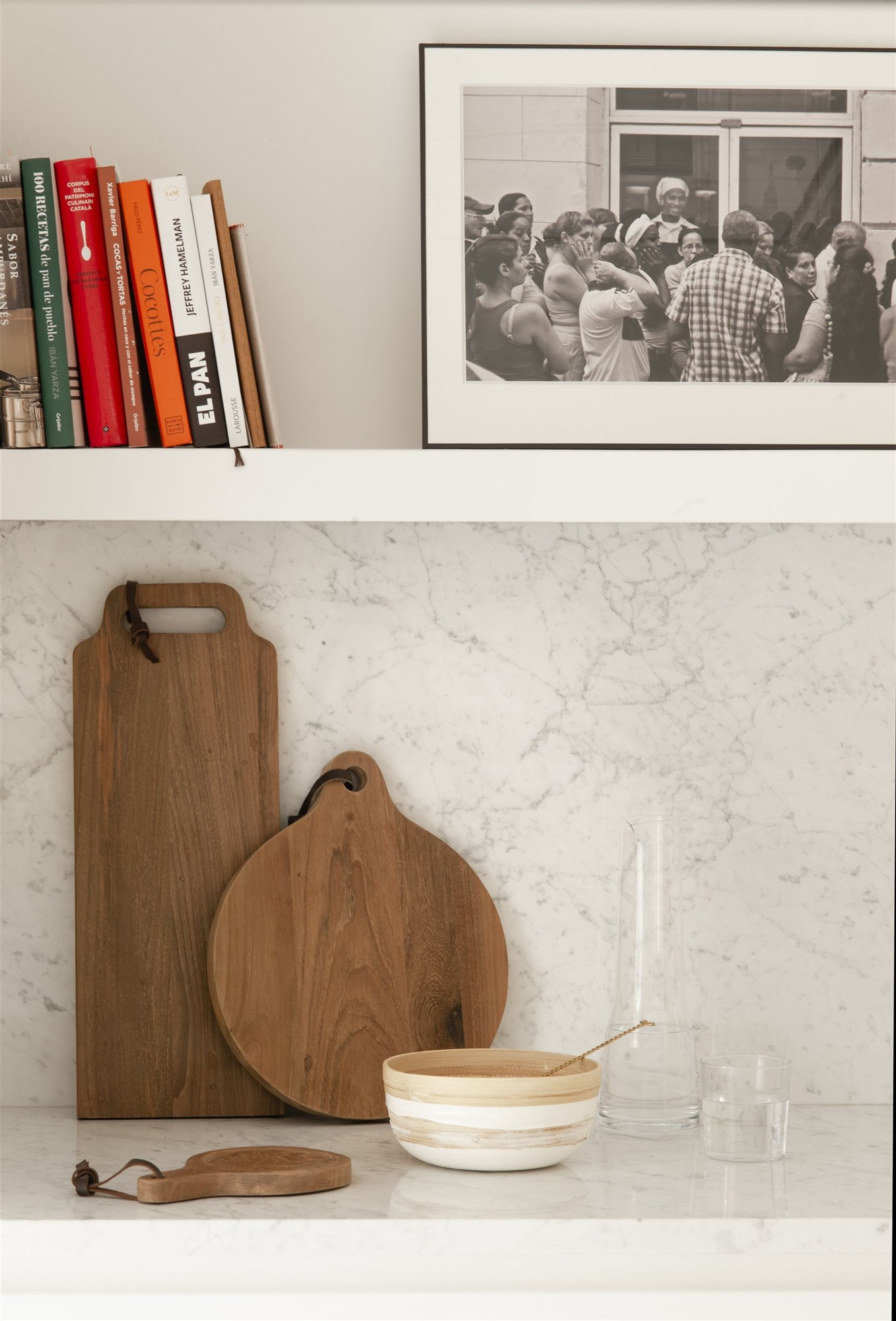Estantes con tablas de cortar de madera de una cocina foto Pere Peris