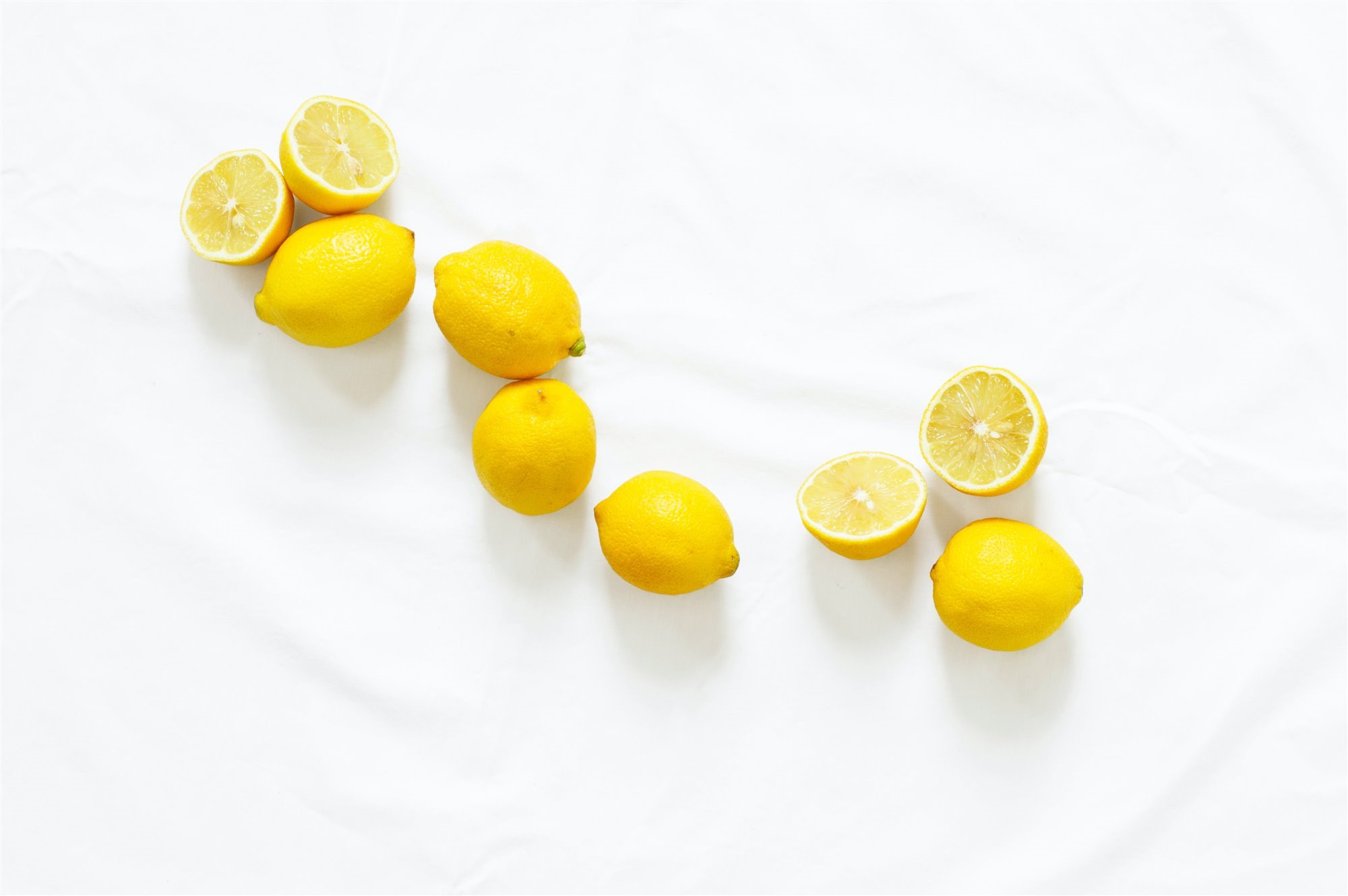 Limones sobre una encimera blanca