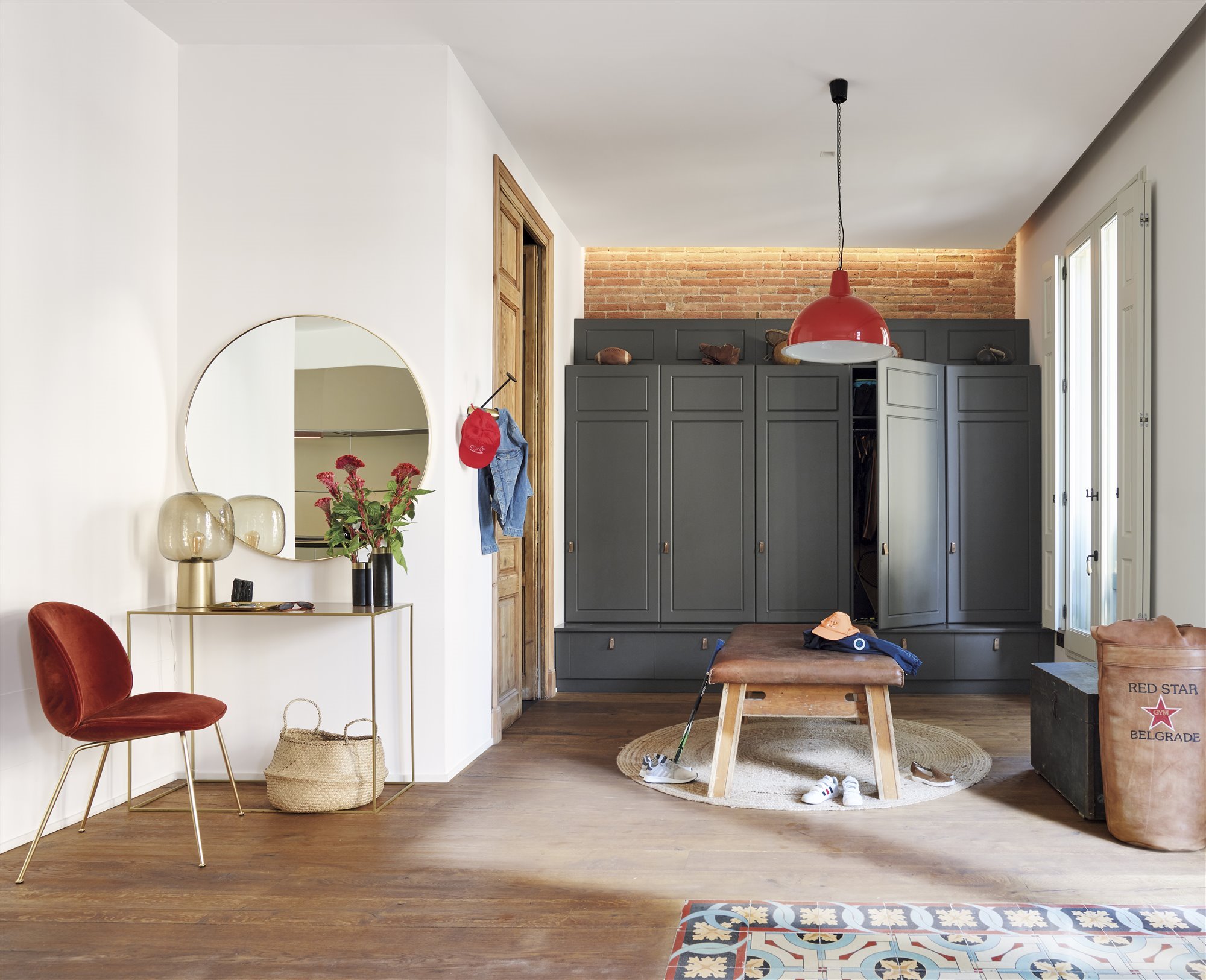 Recibidor con mueble dorado hecho a medida y elevado