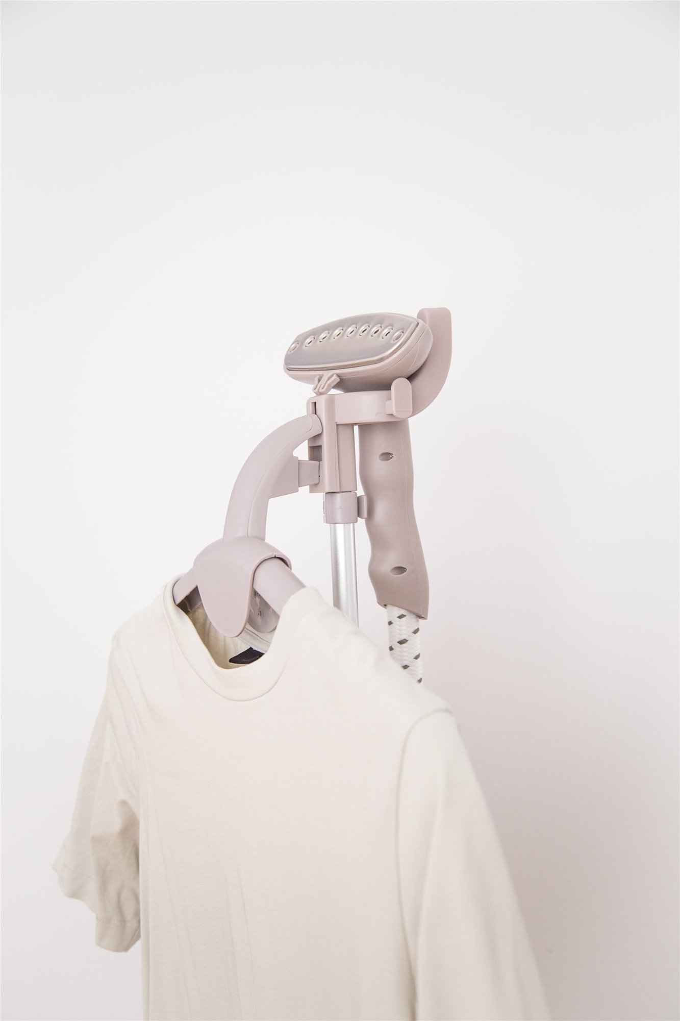 Ropa limpia y planchada con plancha vertical