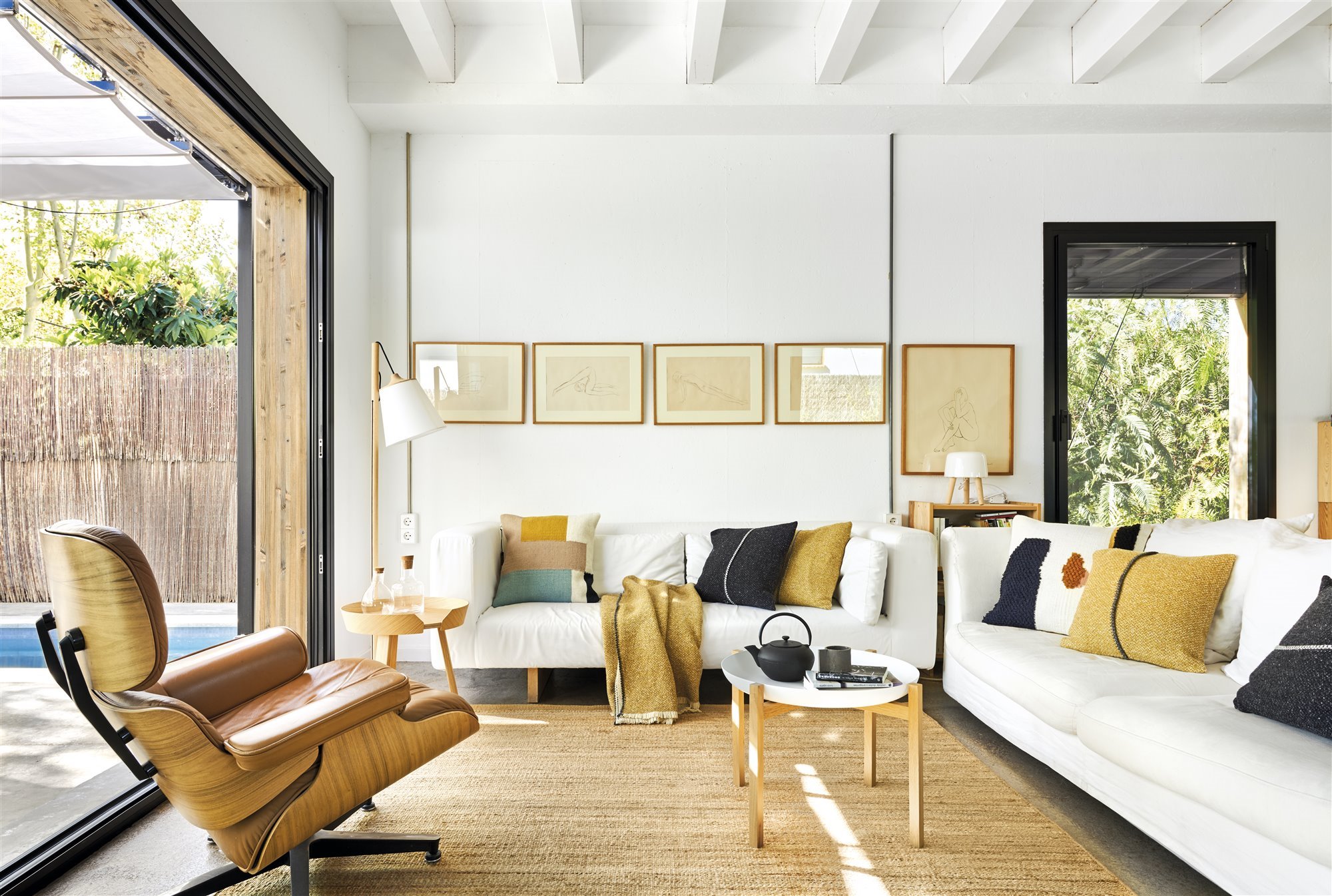 Salon de una casa moderna abierto al jardin con alfombra de fibras naturales