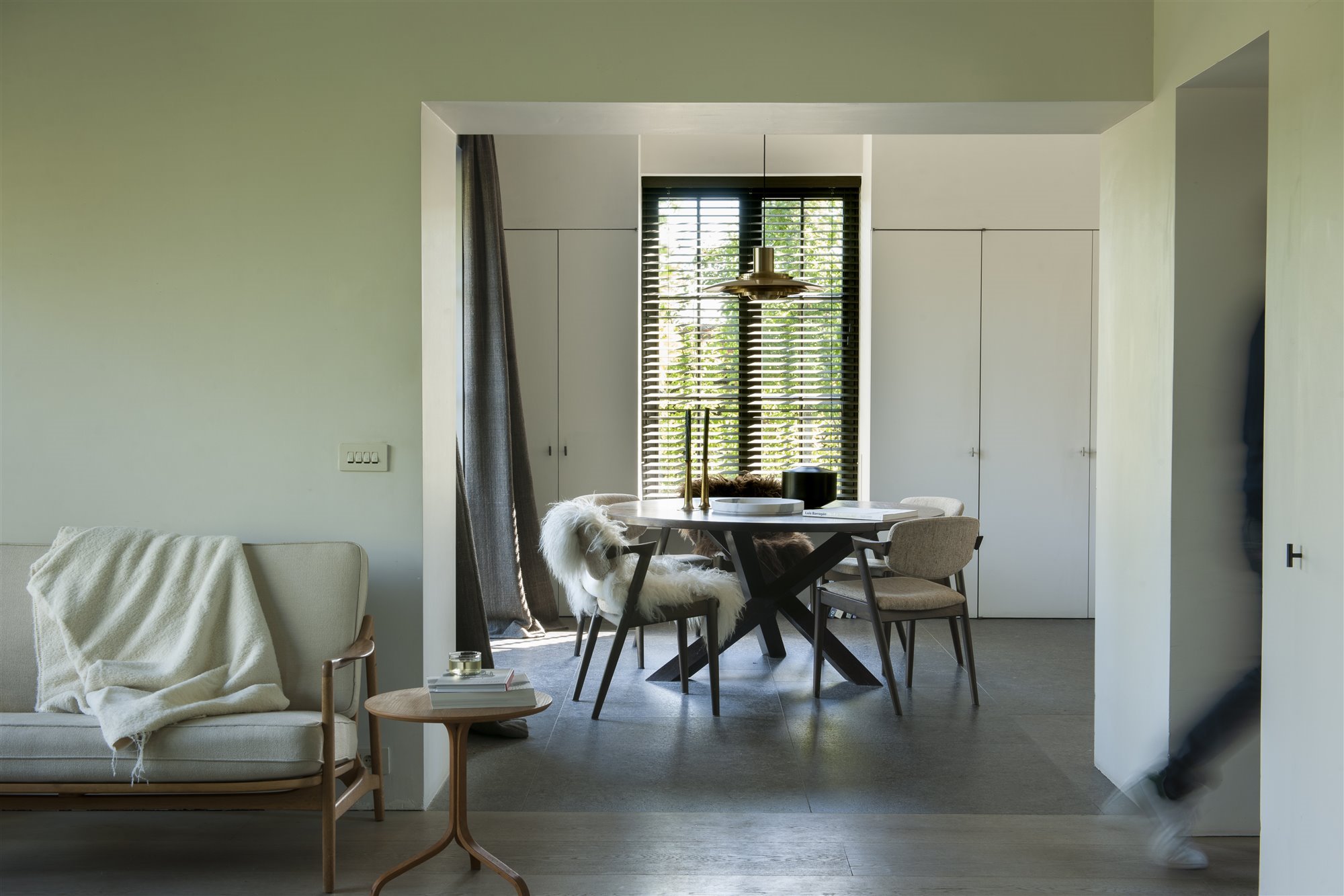 Salon y comedor moderno de estilo nordico foto Pere peris