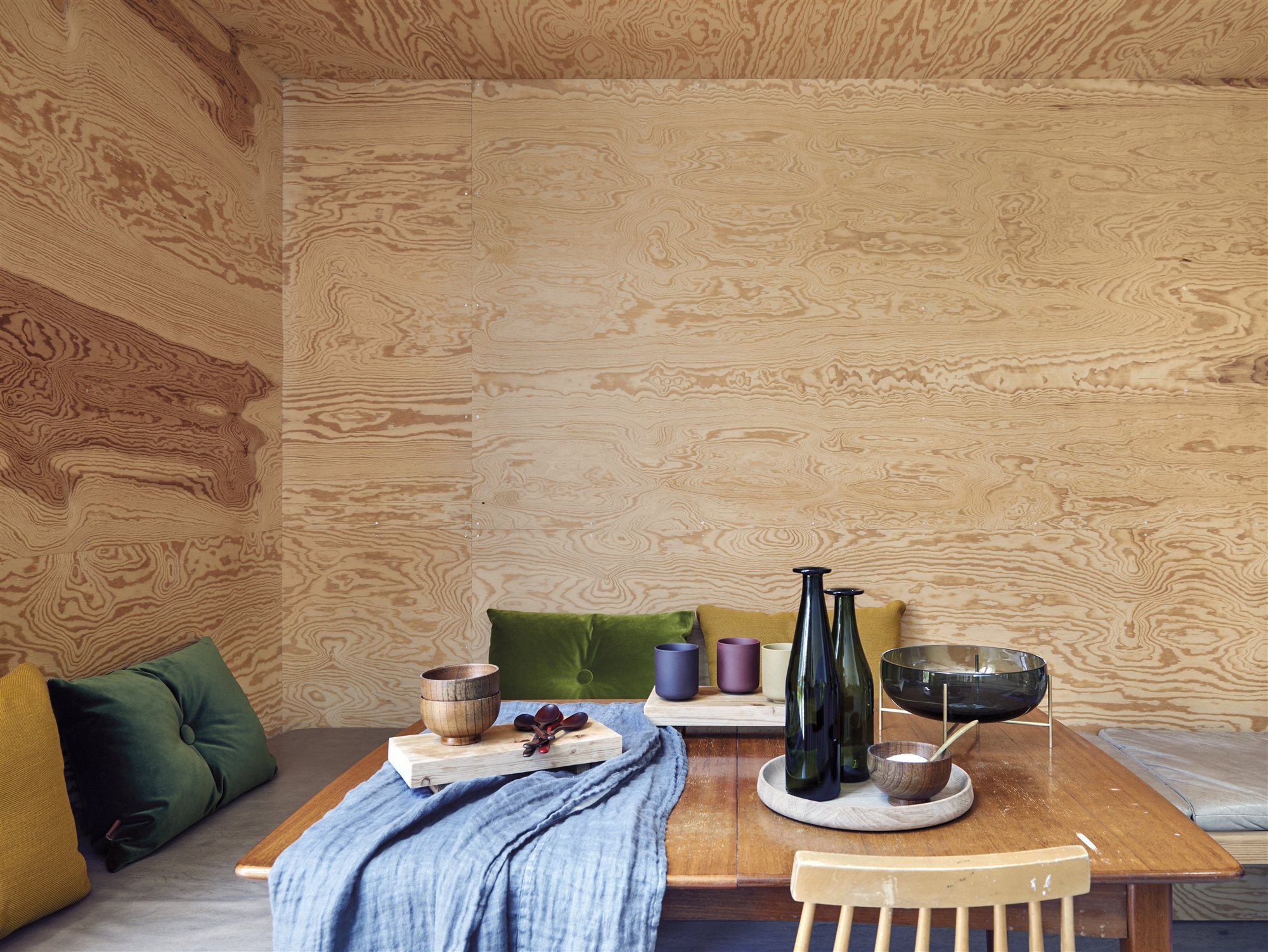 Mesa con bancos de madera. Sin miedos