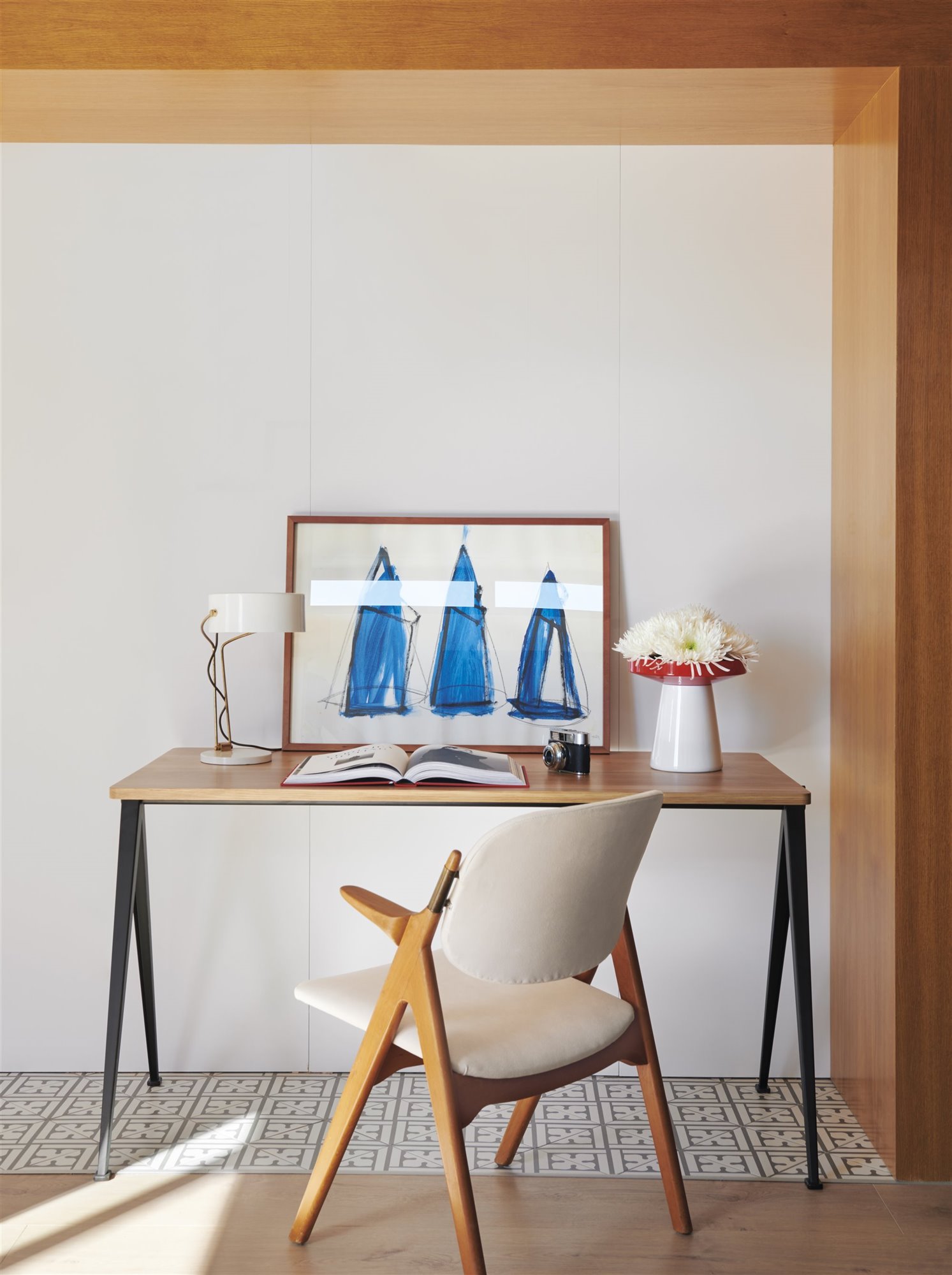 Zona de trabajo con silla de madera y espacio con un cuadro y un jarron foto Eugeni Pons