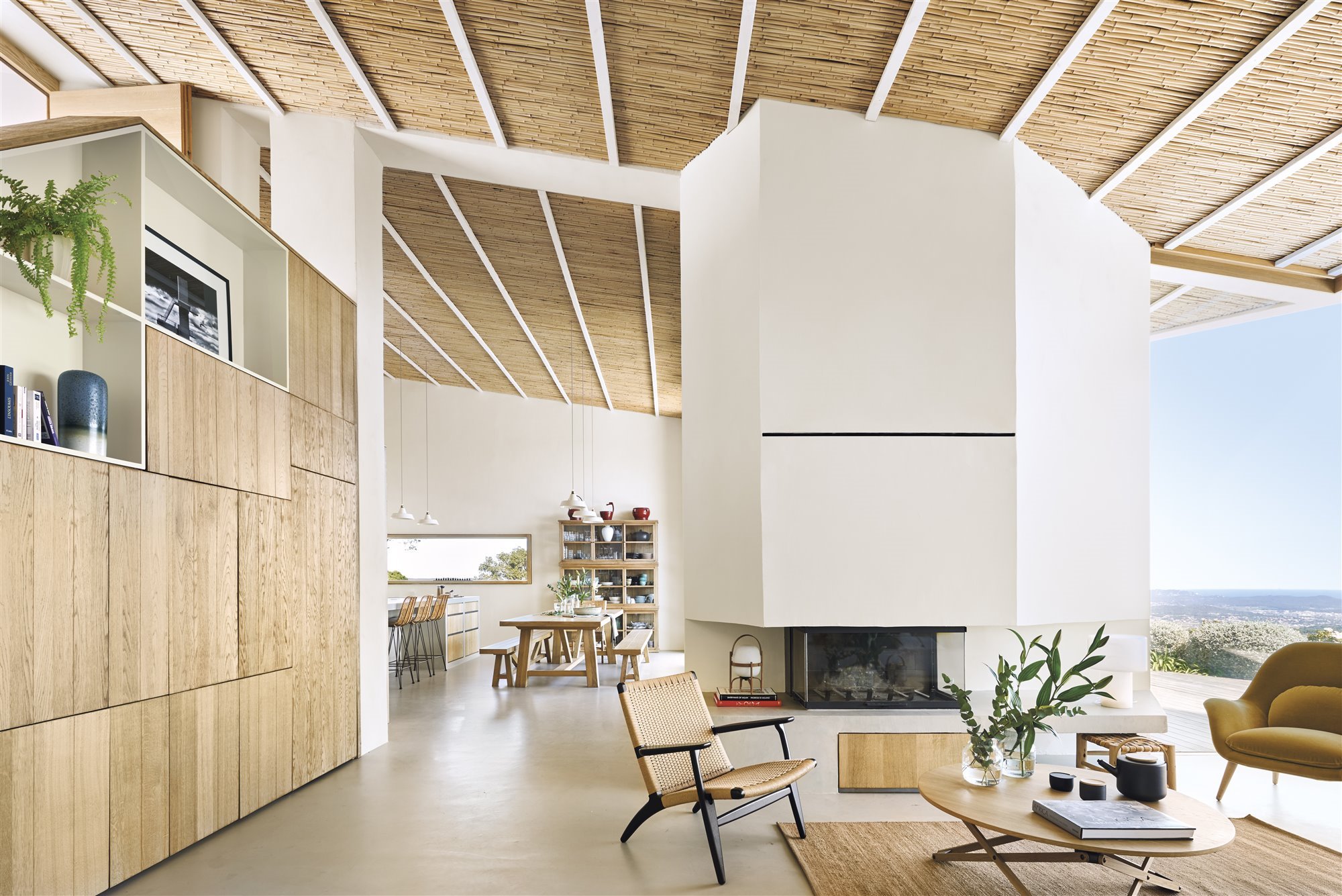 salon con techos altos de madera. 3. Altas dimensiones