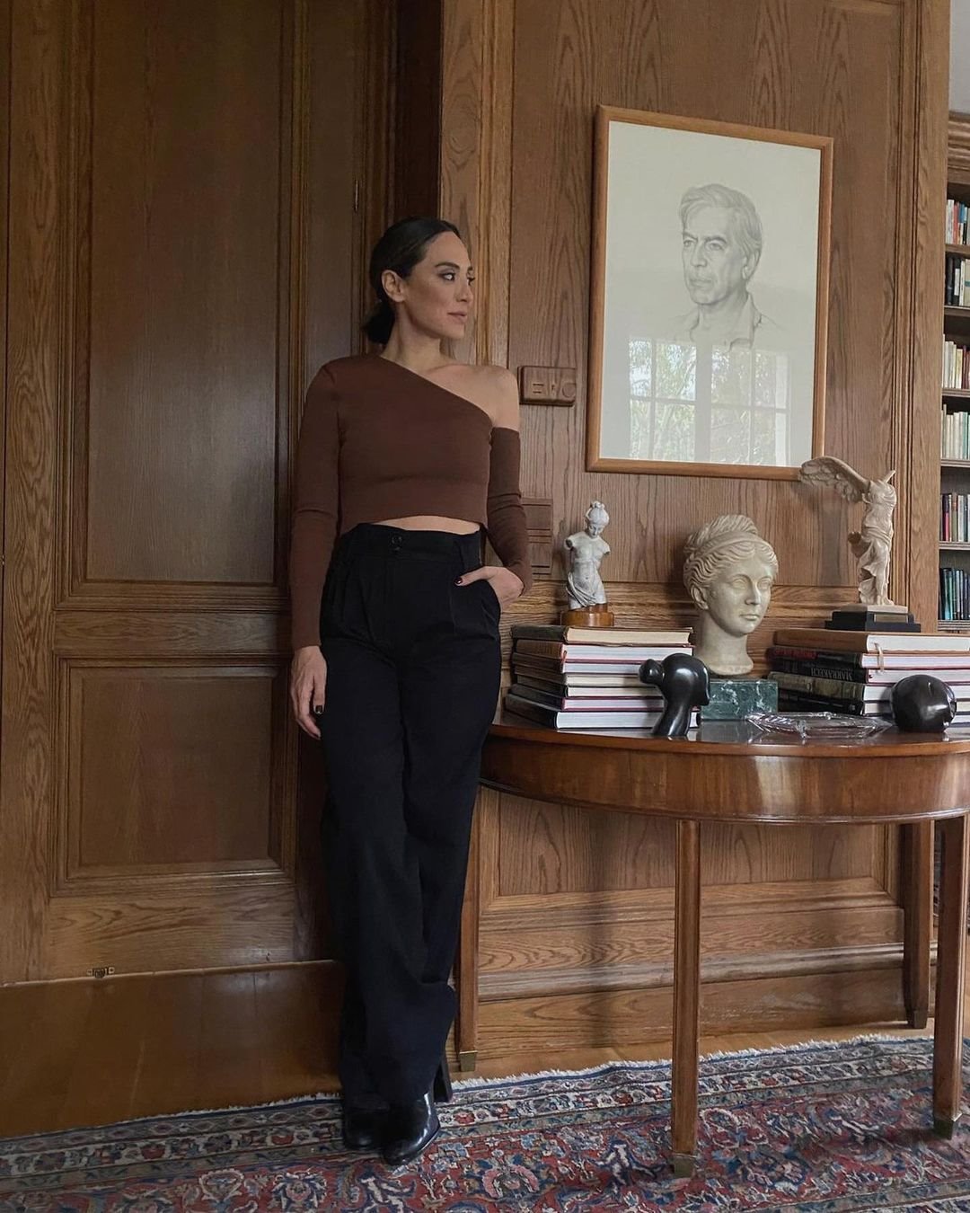 Biblioteca con paredes de madera de la casa de Isabel Preysler