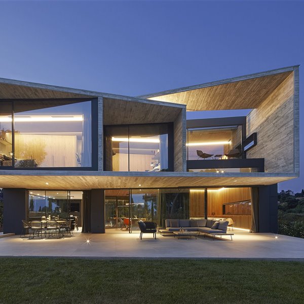 La casa que juega magistralmente con transparencias, volúmenes y materiales