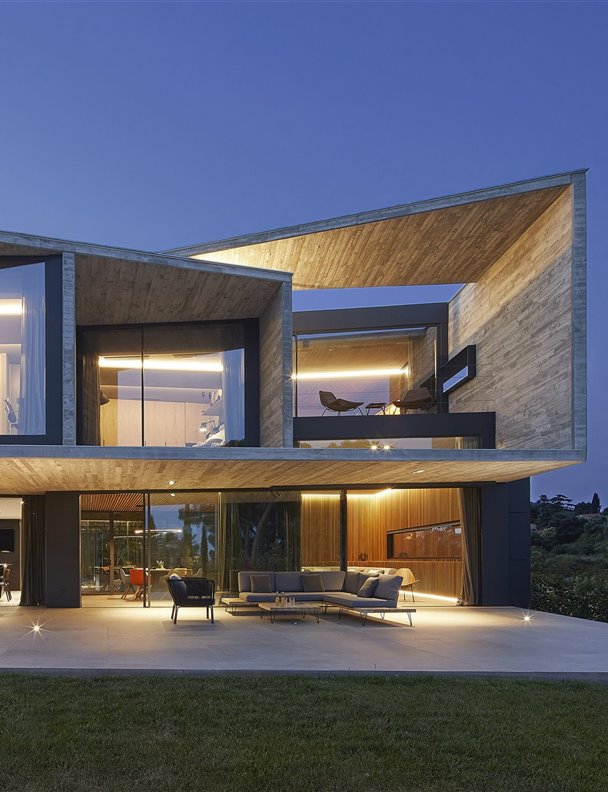 La casa que juega magistralmente con transparencias, volúmenes y materiales