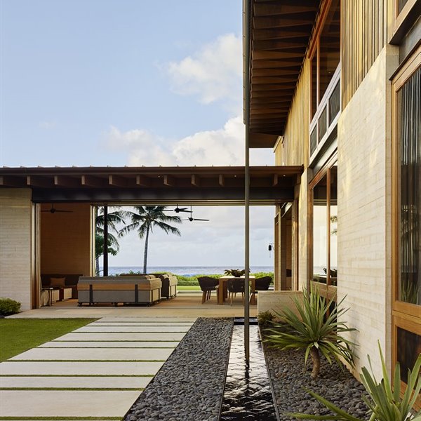 casa-moderna-de-hormigon-y-madera-en-hawaii-con-vistas-al-mar-fachada-de-noche 18484209 749x1000