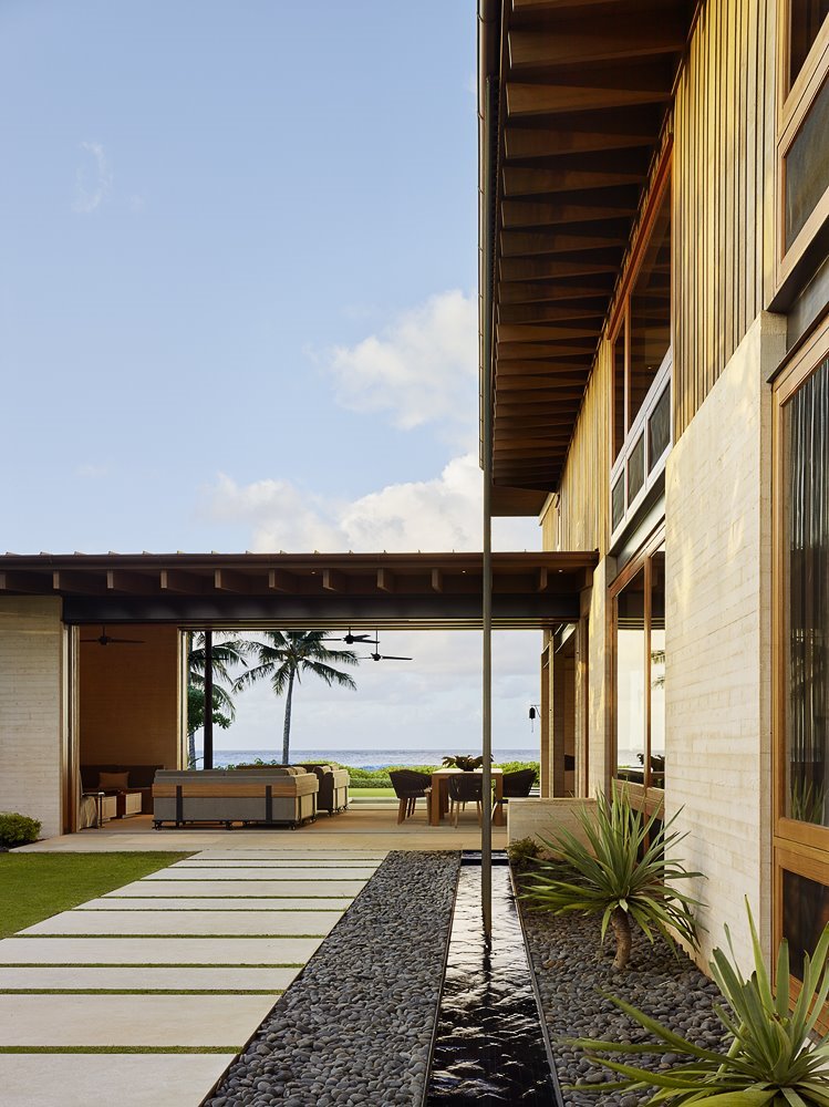 casa-moderna-de-hormigon-y-madera-en-hawaii-con-vistas-al-mar-fachada-de-noche 18484209 749x1000