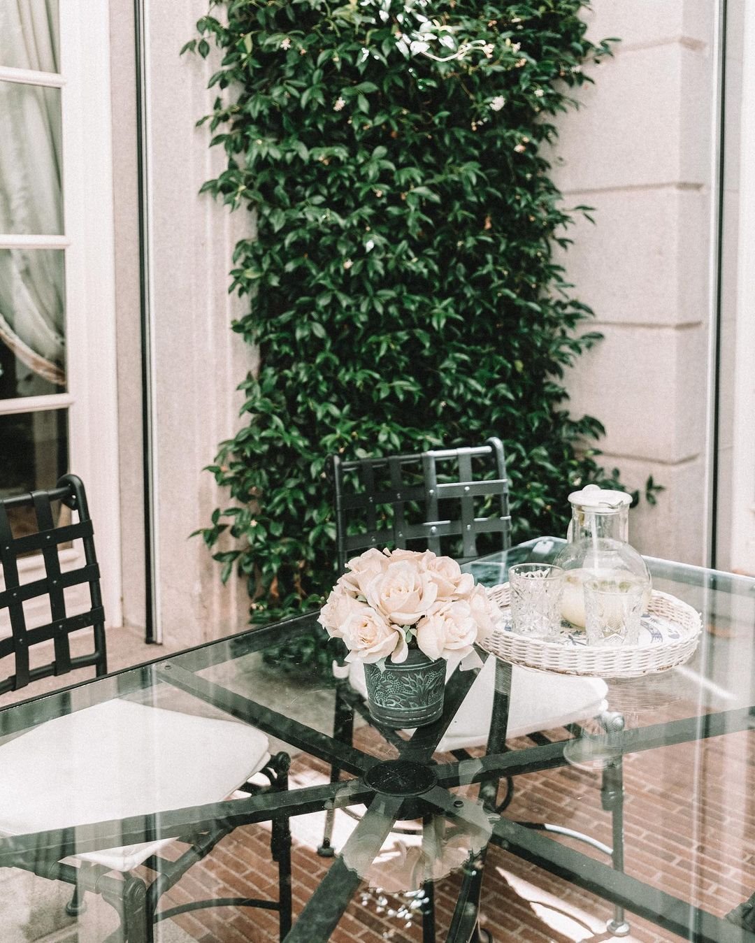 Jardin con mesa de cristal de la casa de Isabel Preysler