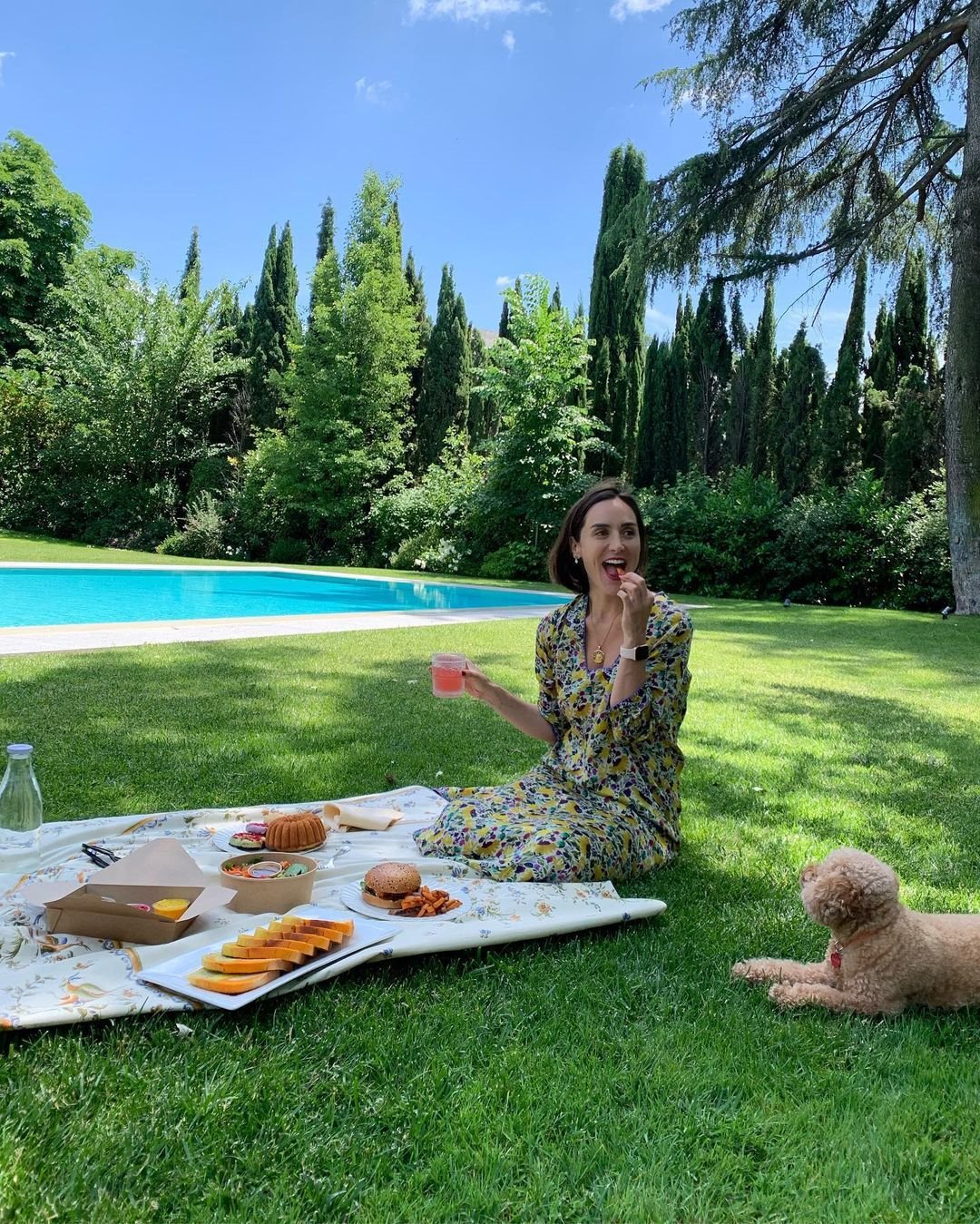 Jardin de la casa de Isabel Preysler con Tamara Falcó junto a la piscina