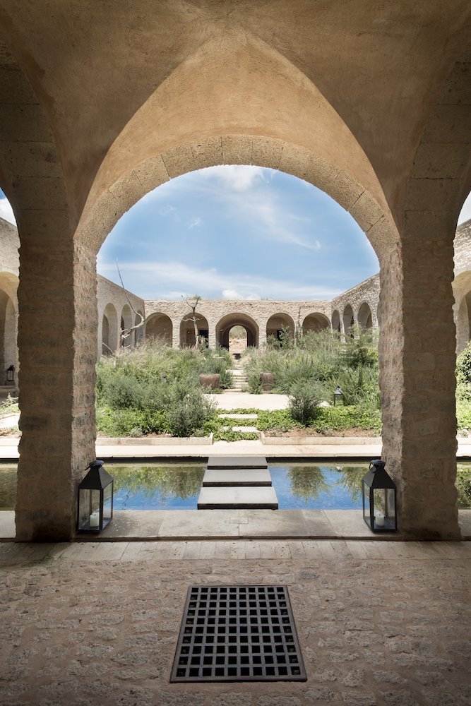 patio-con-fuentes-de-agua-de-una-casa-en-mitad-del-campo ea184311 667x1000