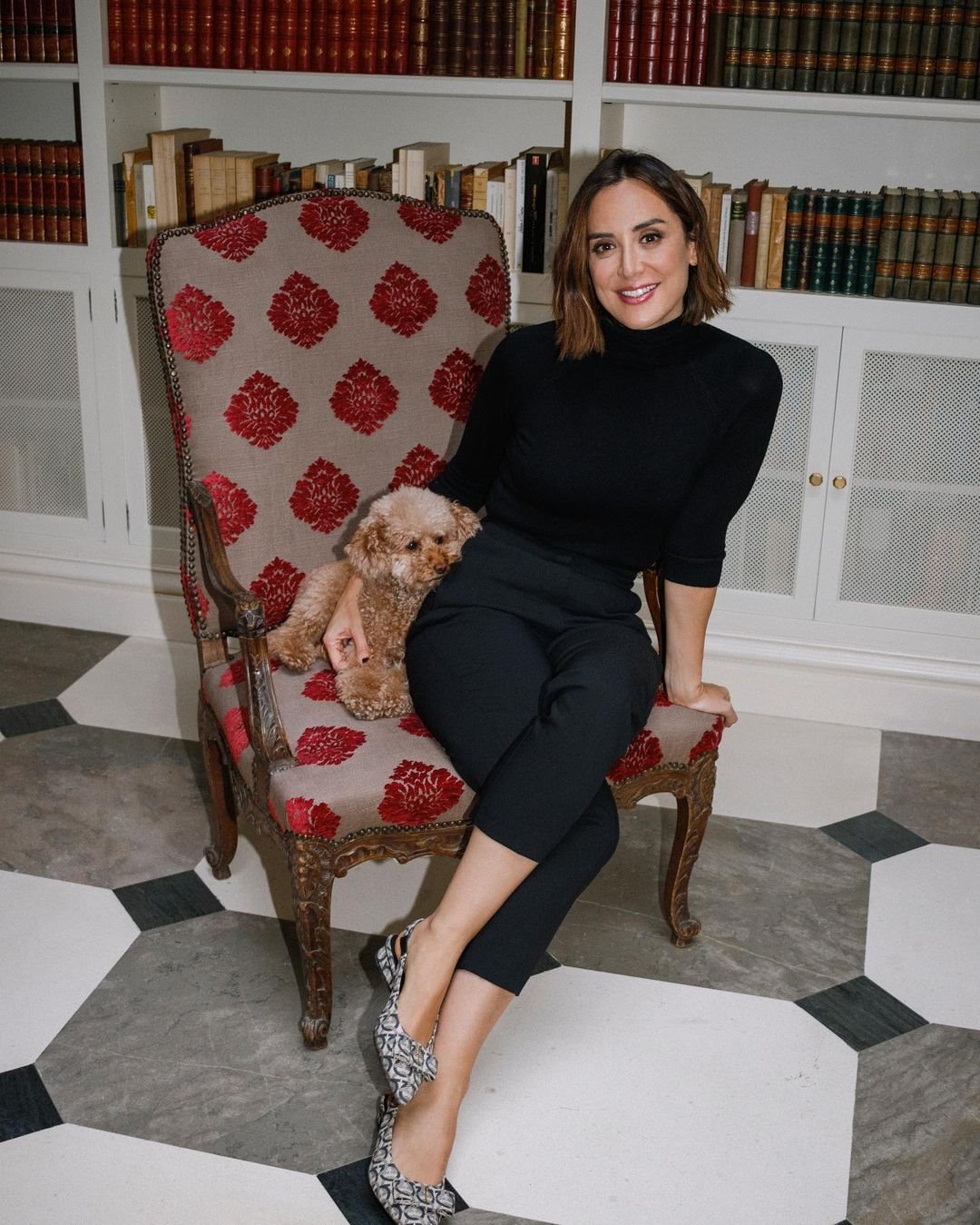 Salon con butaca tapizada con tela roja de la casa de Isabel Preysler