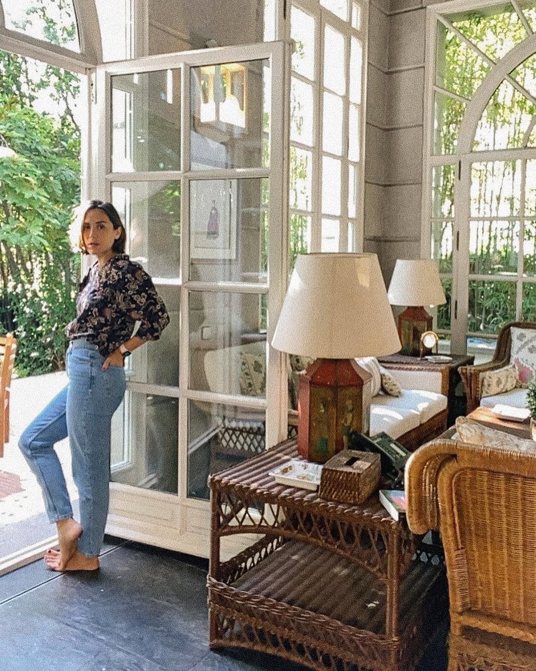 Salon con muebles de ratan de la casa de Isabel Preysler