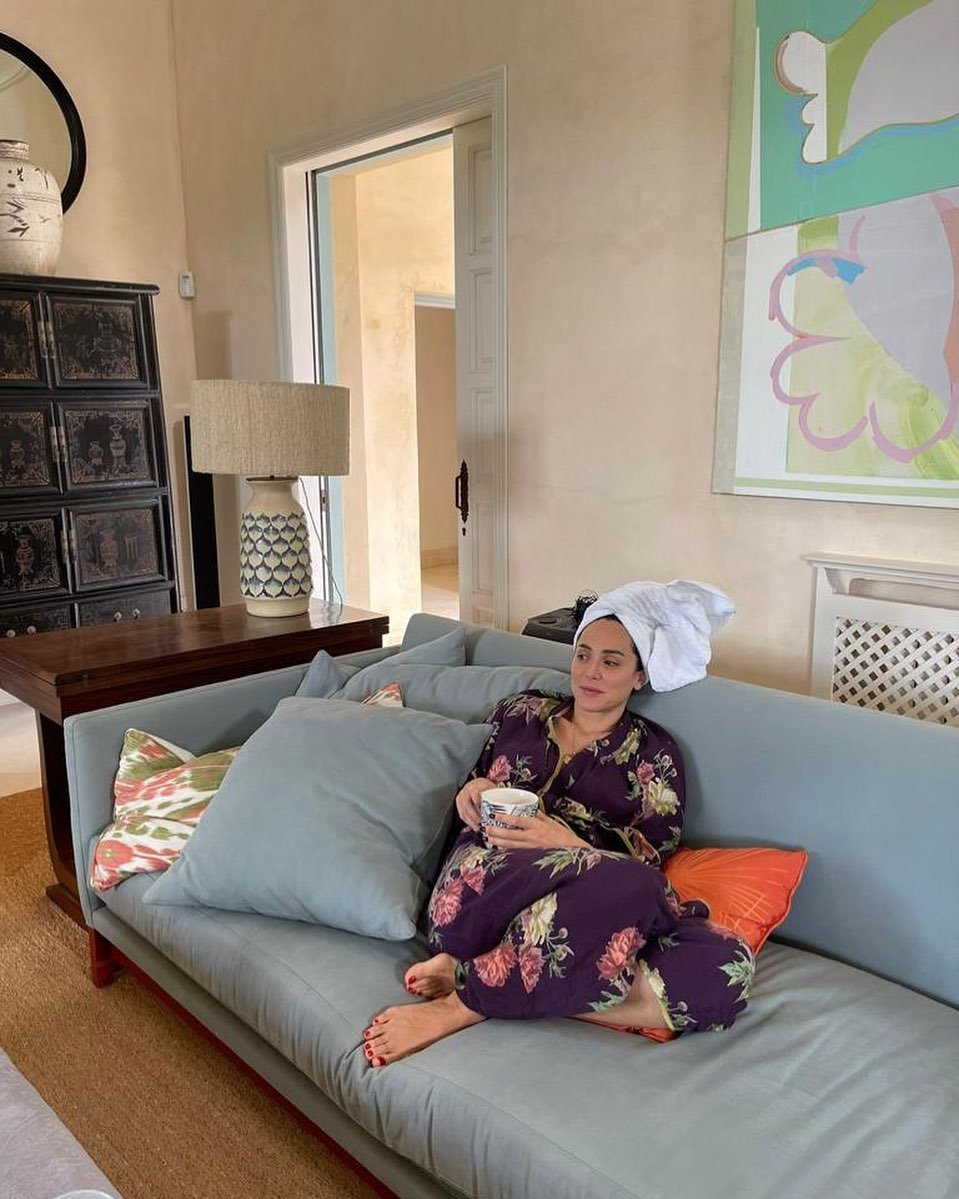 Salon con sofa gris de la casa de Isabel Preysler