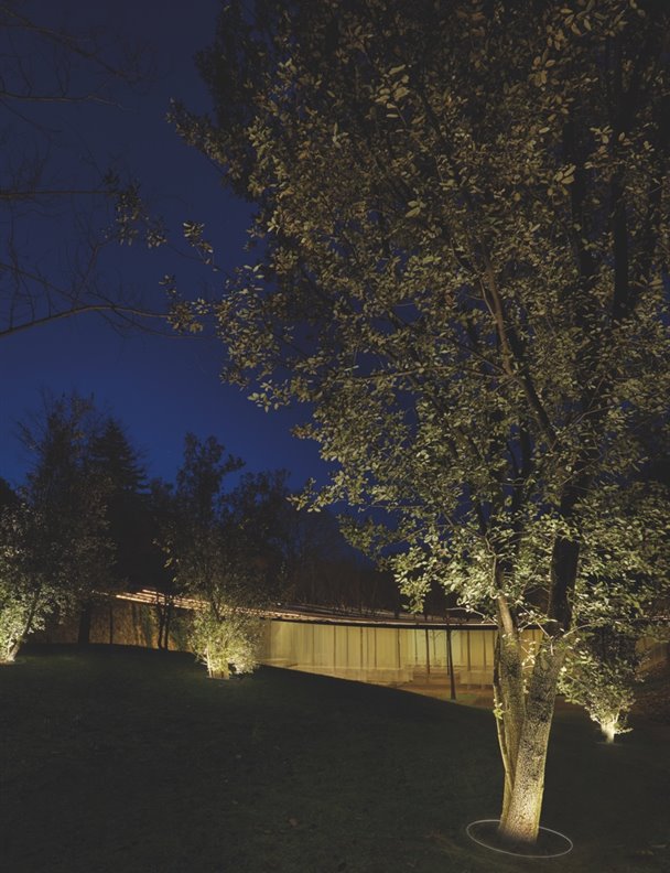 El restaurante Les Cols pone en valor sus jardines con la luminaria Vercle