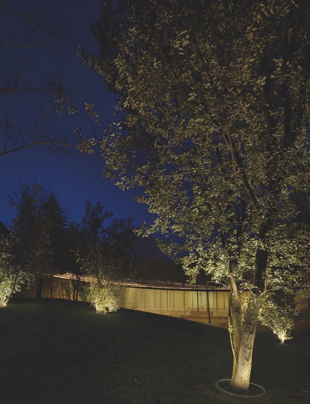 El restaurante Les Cols pone en valor sus jardines con la luminaria Vercle