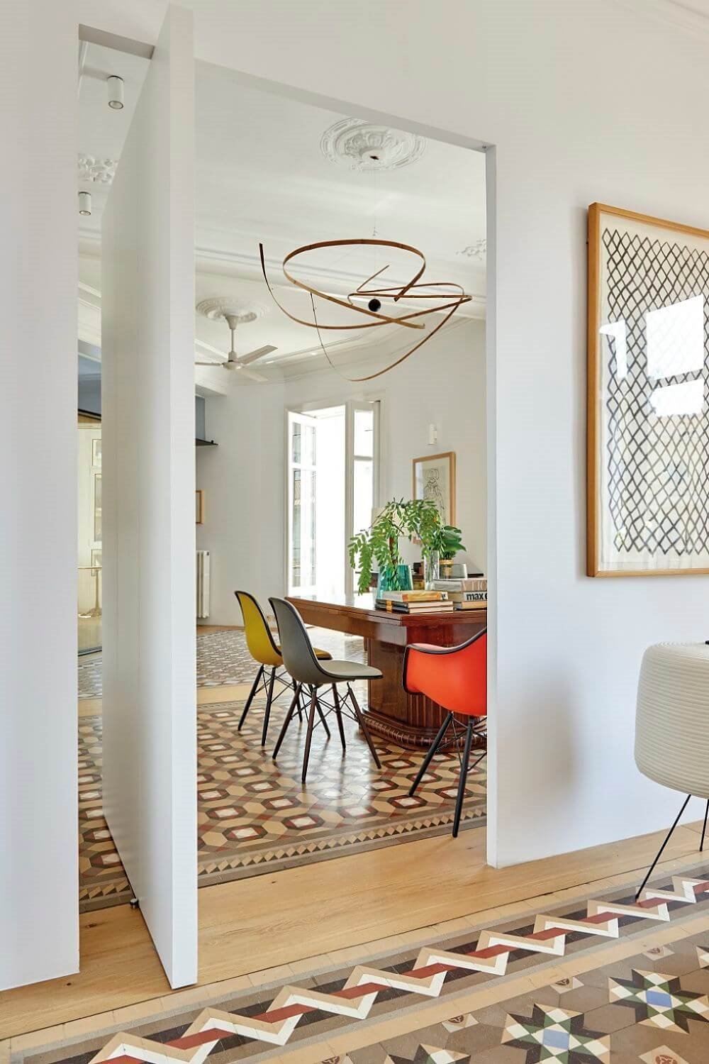 Comedor con sillas Eames y escultura de bambú de Laurent Martin