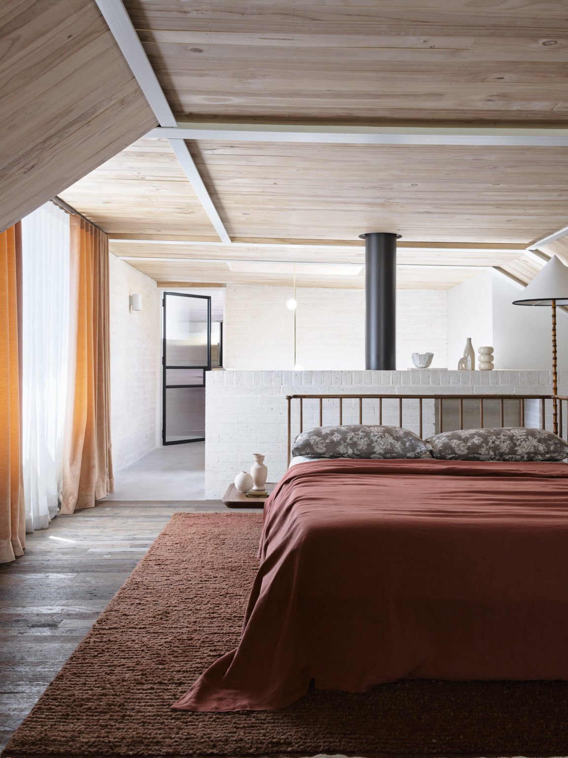 alexander house dormitorio buhardilla cama