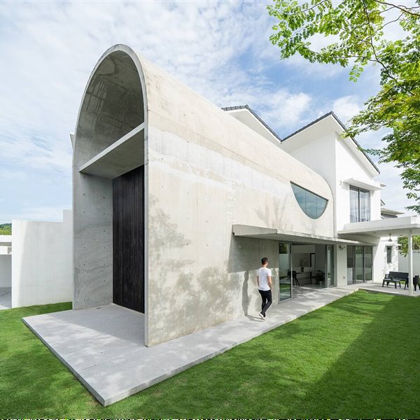 Esta moderna casa de hormigón te sorprenderá por sus interiores llenos de curvas y arcos