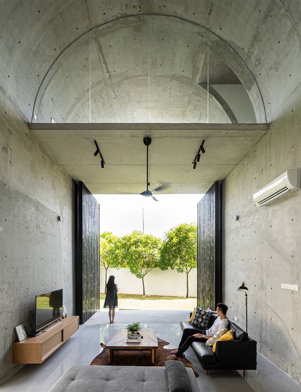 Esta moderna casa de hormigón te sorprenderá por sus interiores llenos de curvas y arcos