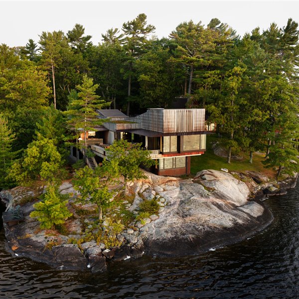 La casa de nuestros sueños es de acero y se esconde en una roca en Canadá