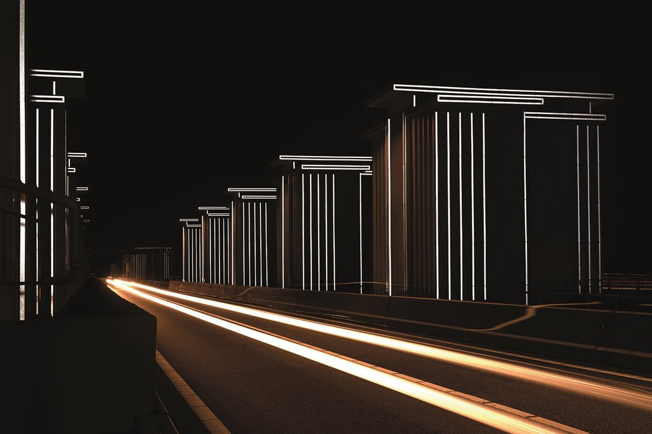 Gates of Lights es un puente que se ilumina por el efecto de la luz emitida por los faros de los coches que circulan.