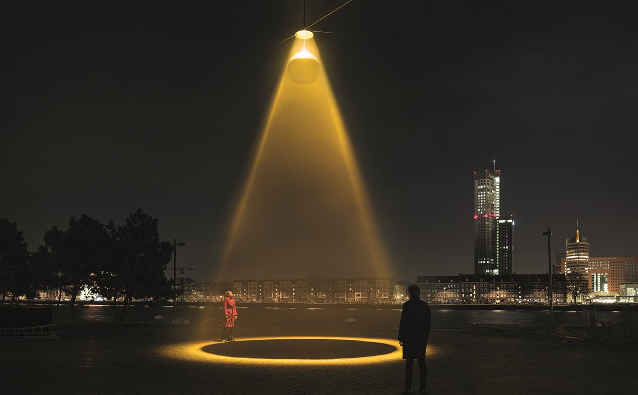 El último proyecto del estudio de Daan Roosegarde es Urban Sun, que a través del poder de la luz limpia espacios públicos de coronavirus en un 99,9%, convirtiéndolos en entornos seguros donde las personas pueden reunirse al aire libre con tranquilidad y sin limitación de número.