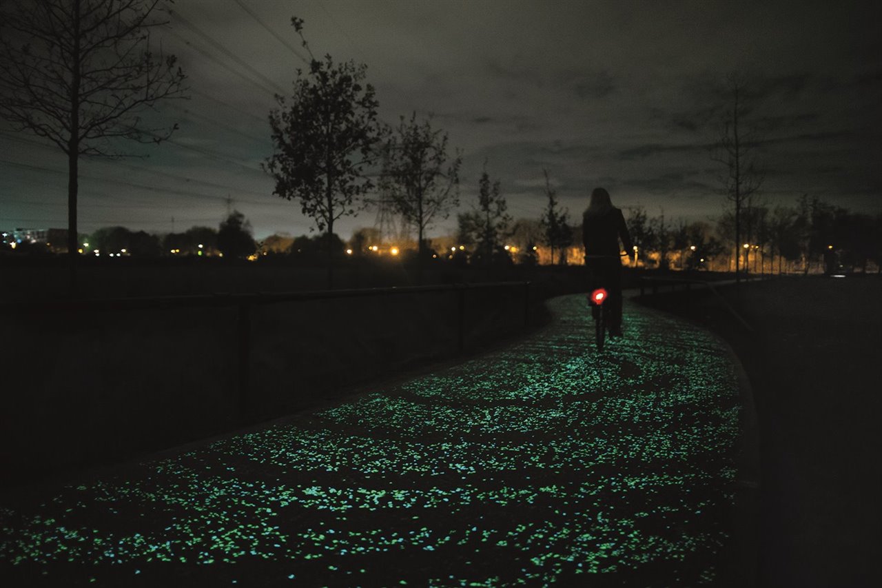 El paseo para bicicletas Van Gogh Path, realizado con luces LED que se recargan durante  el día con la luz solar y brillan al anochecer.