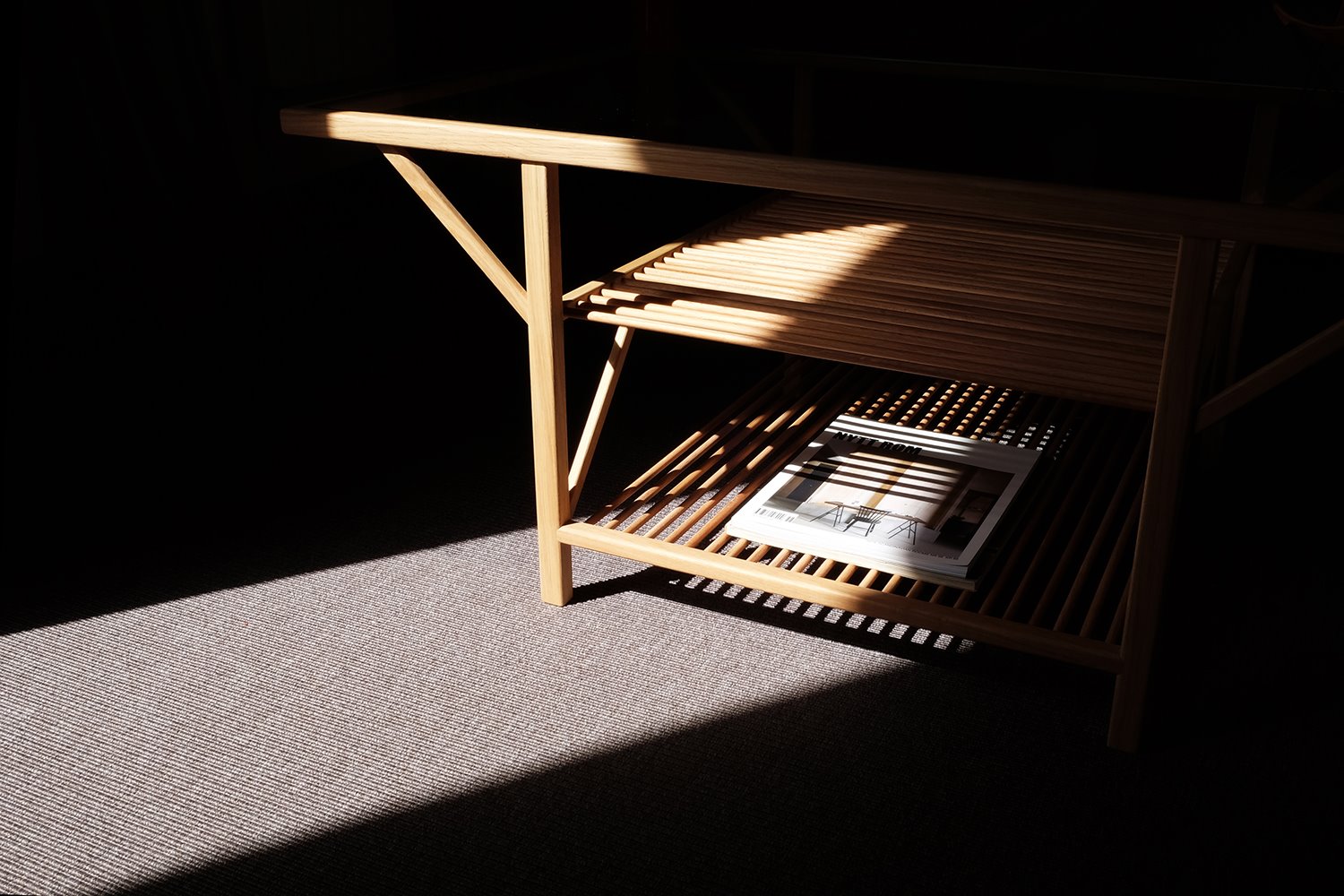 mesa de centro de madera de pino y cristal by Monolito. Monolito -Mesa  Book Madera- Shadows