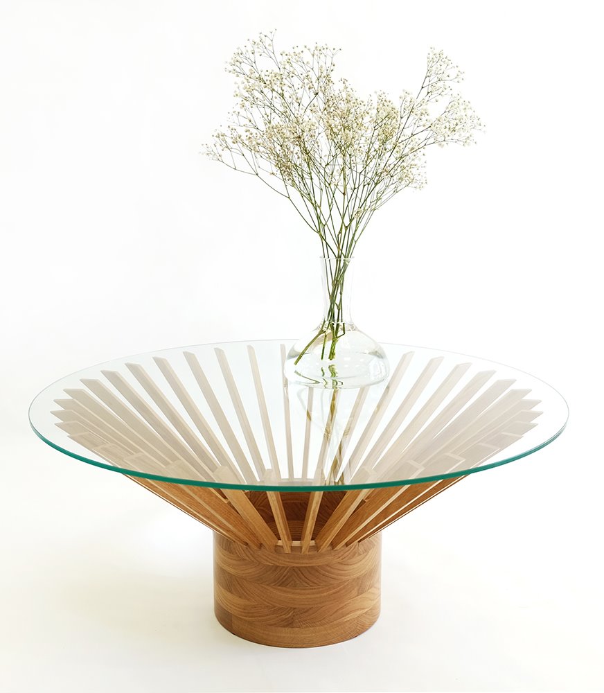 mesa de centro redonda de madera de pino y cristal Raíces by Monolito. Monolito - Raíces mesa redonda  madera y cristal 