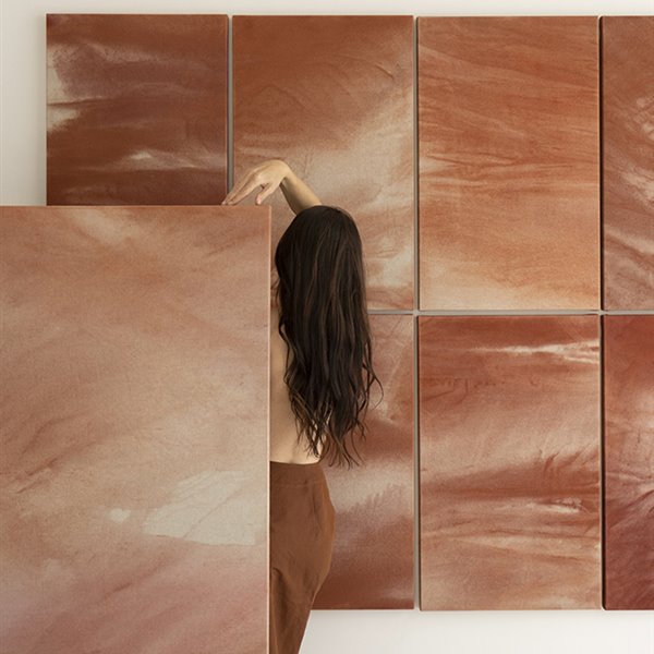 "Tormenta de arena", la serie de pinturas que la artista Carla Cascales Alimbau ha creado con pigmentos del desierto