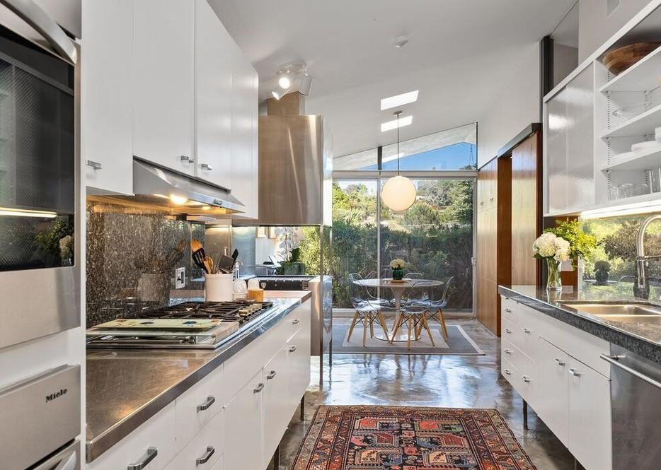 Casa de la actriz de la serie Modern Family Julie Bowen cocina con vistas al comedor