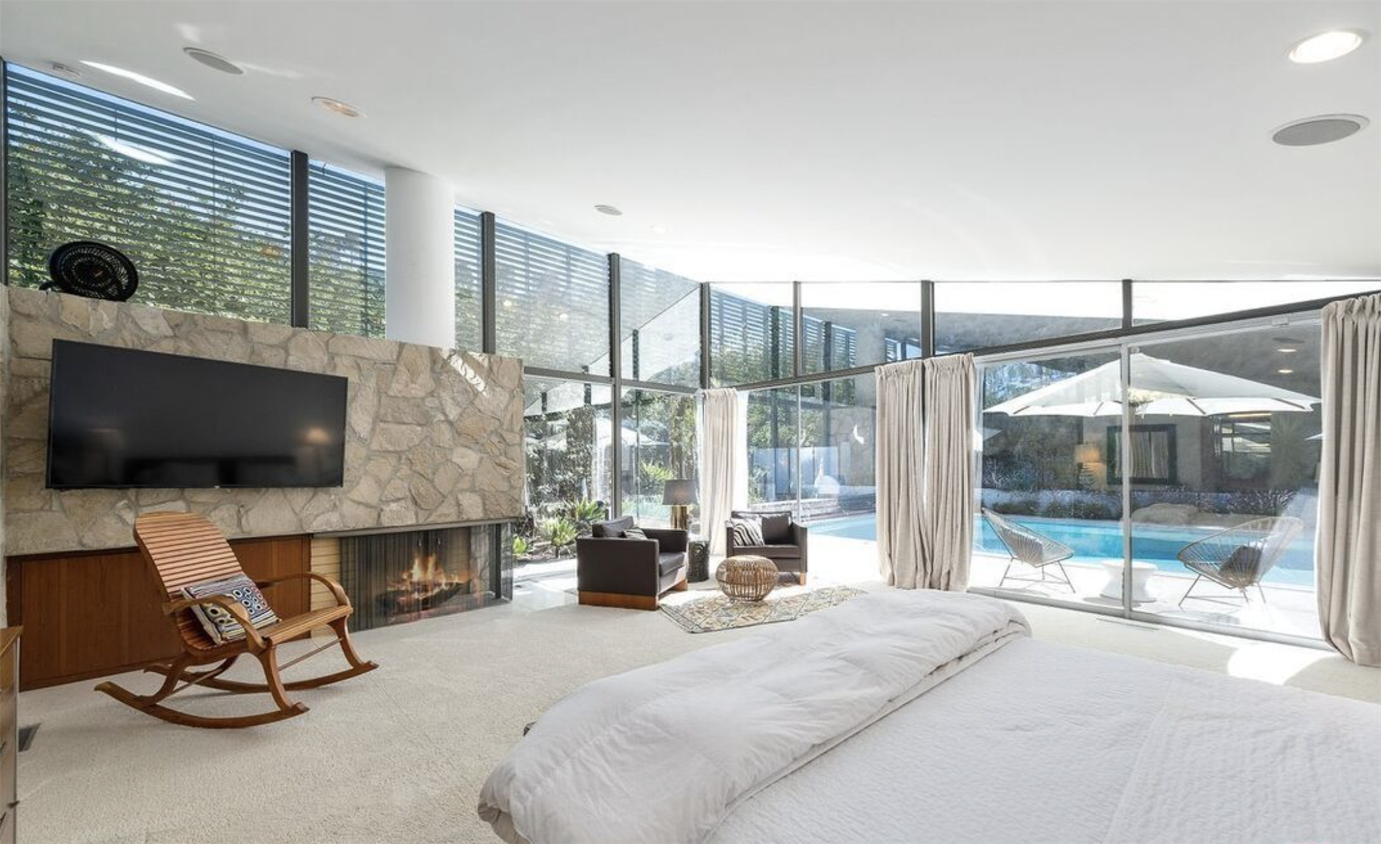 Casa de la actriz de la serie Modern Family Julie Bowen dormitorio con vistas a la piscina