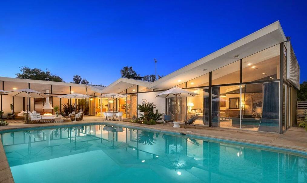 Casa de la actriz de la serie Modern Family Julie Bowen fachada de noche