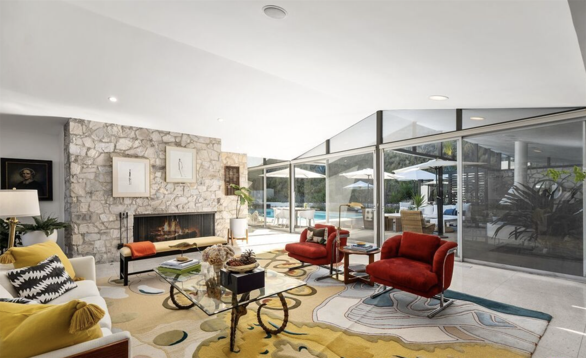 Casa de la actriz de la serie Modern Family Julie Bowen salon con sillones rojos