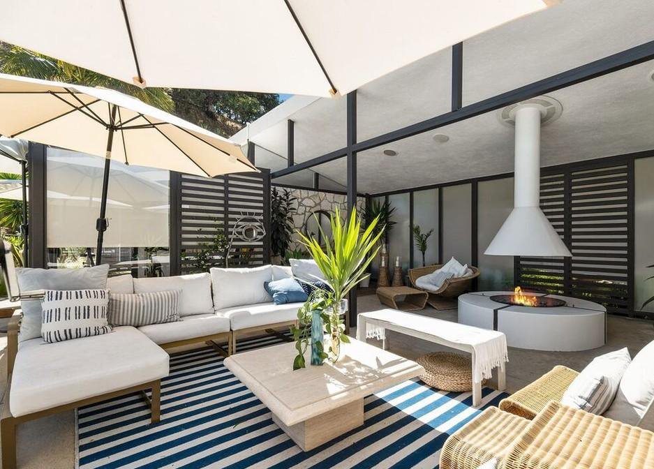 Casa de la actriz de la serie Modern Family Julie Bowen terraza con chimenea exterior