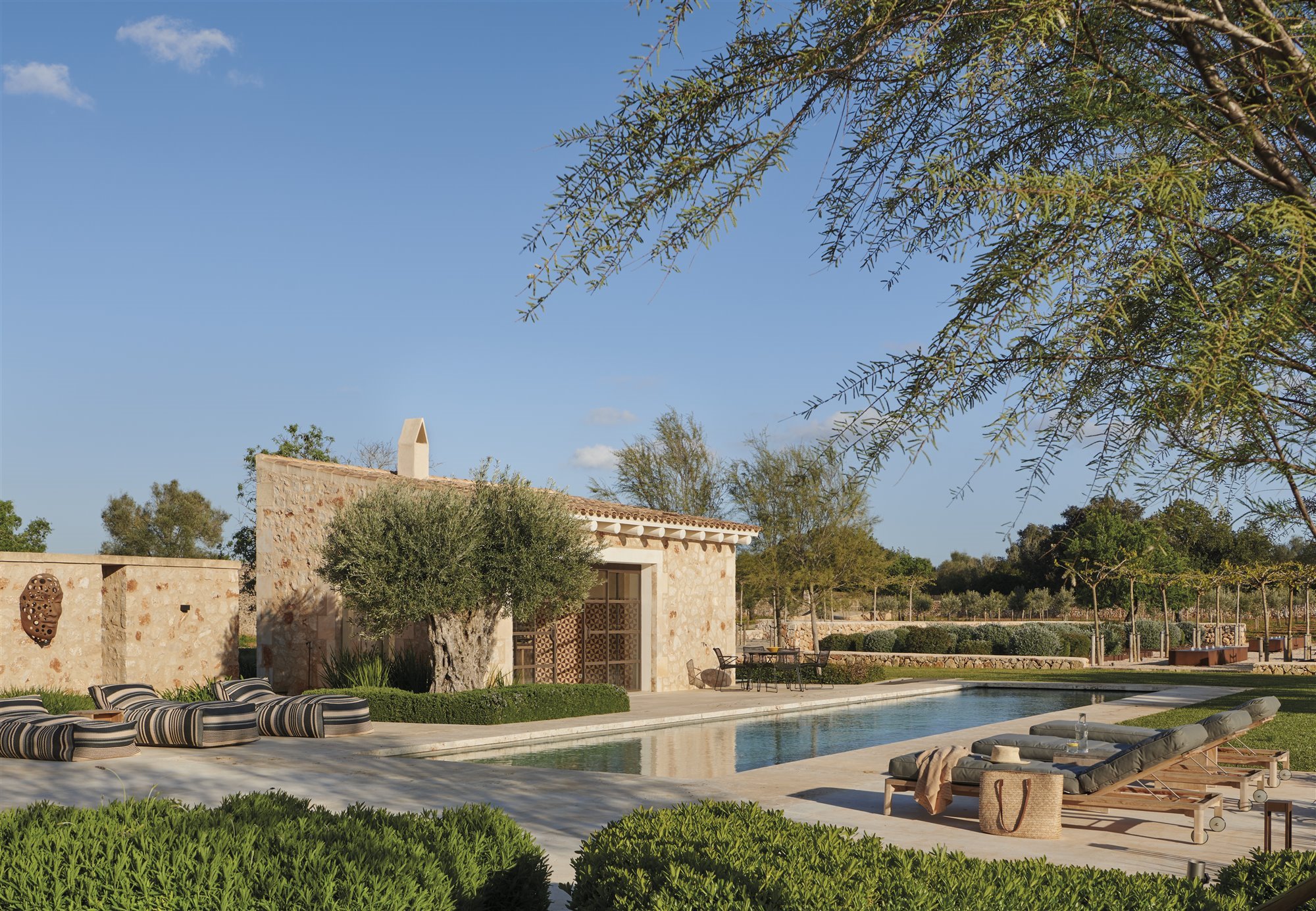Casa de piedra de estilo rustico en el campo de Mallorca con piscina