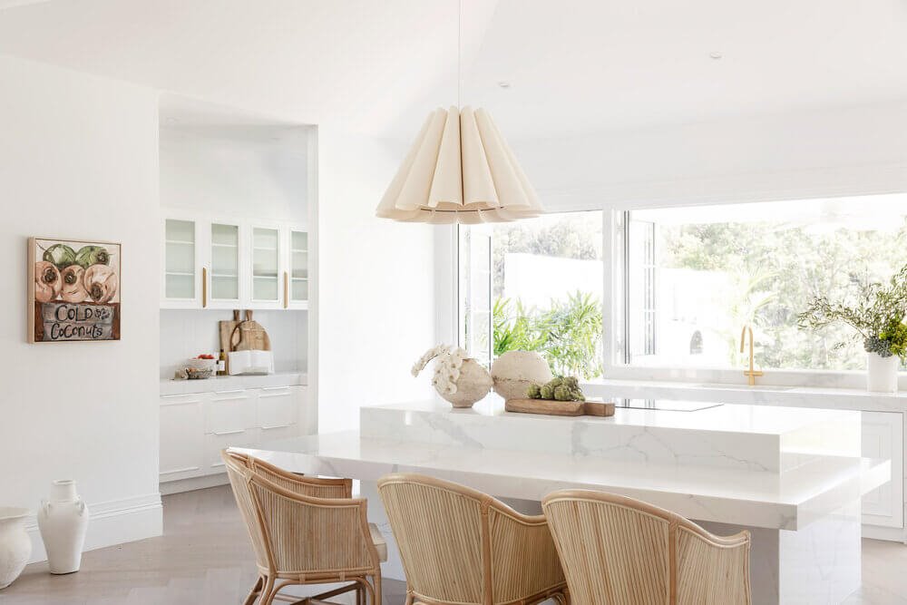 Cocina en isla con lámpara de diseño de casa en Australia
