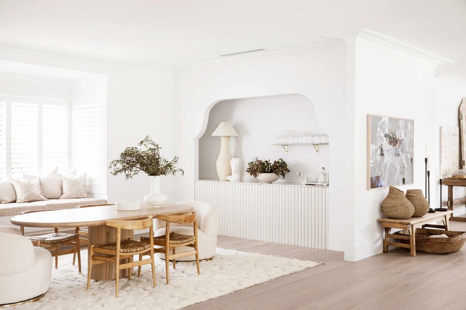 Comedor en blanco y madera de una casa en Australia